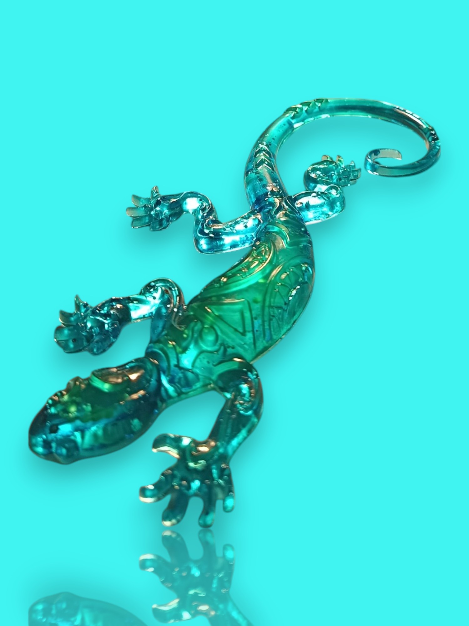 Salamandre bleu et vert avec paillettes en résine epoxy 20cm de long