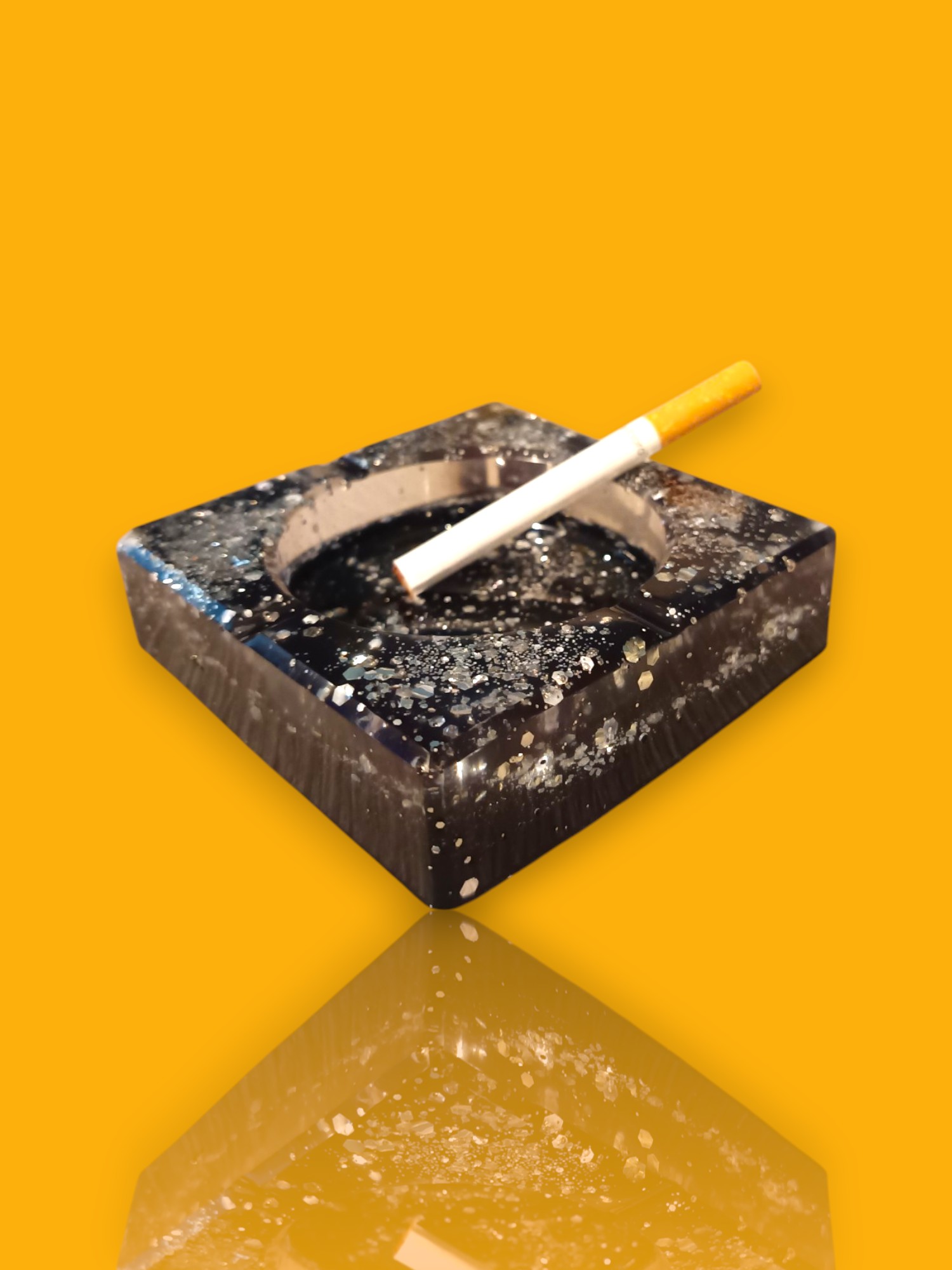 Cendrier noir et transparent orné de paillettes argentées 100% en résine epoxy fait maison, pièce unique crée par Julie de Digital'Okkaz'.