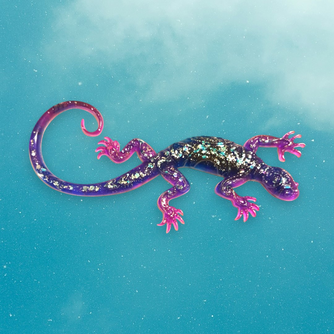 Petite salamandre 20cm couleur violette, bleue et paillettes argentées, en résine epoxy