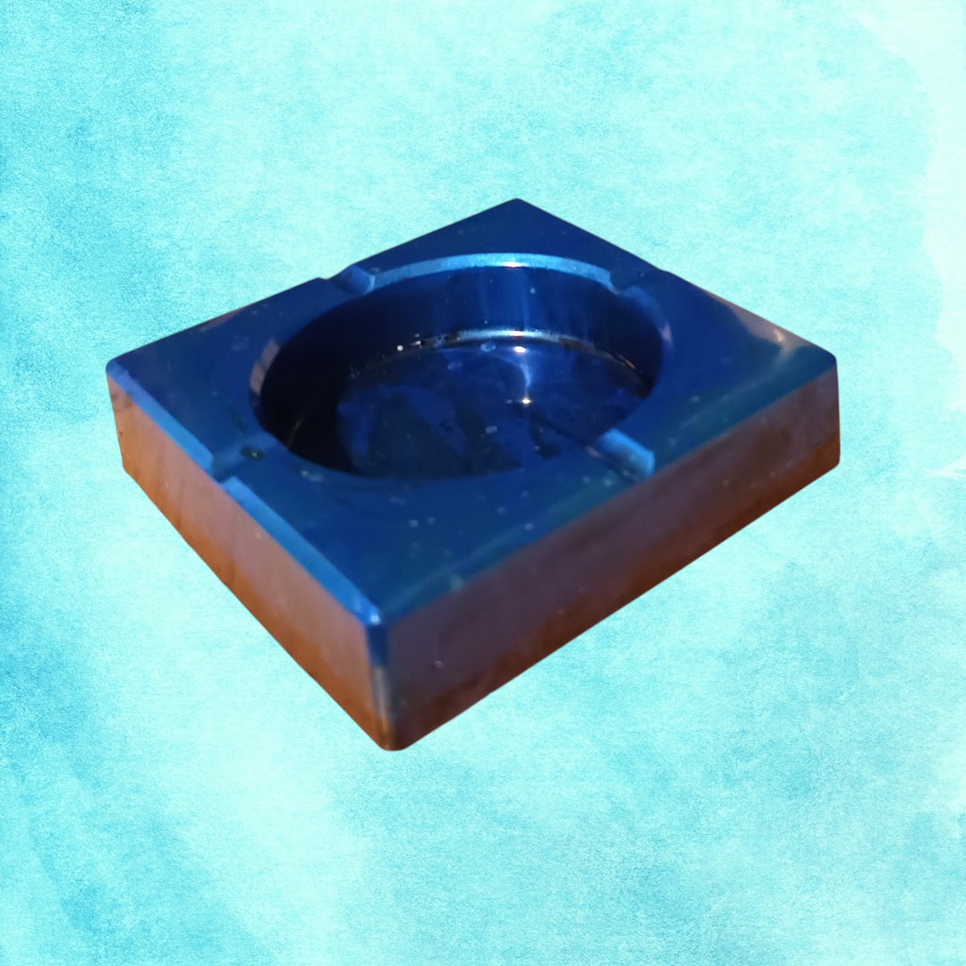 Cendrier carré bleu brillant et noir 10cm en résin epoxy