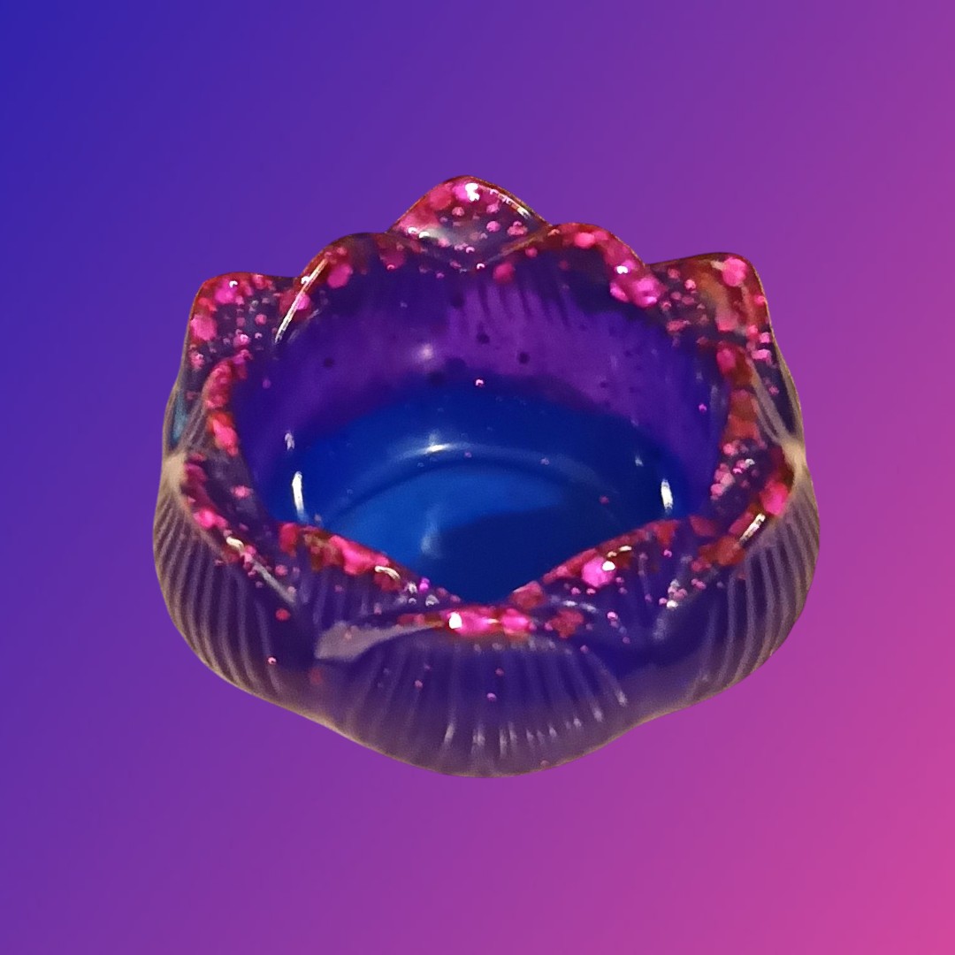 Bougeoir ou vide poche bleu, violet et paillettes rose en résine epoxy entièrement fait main