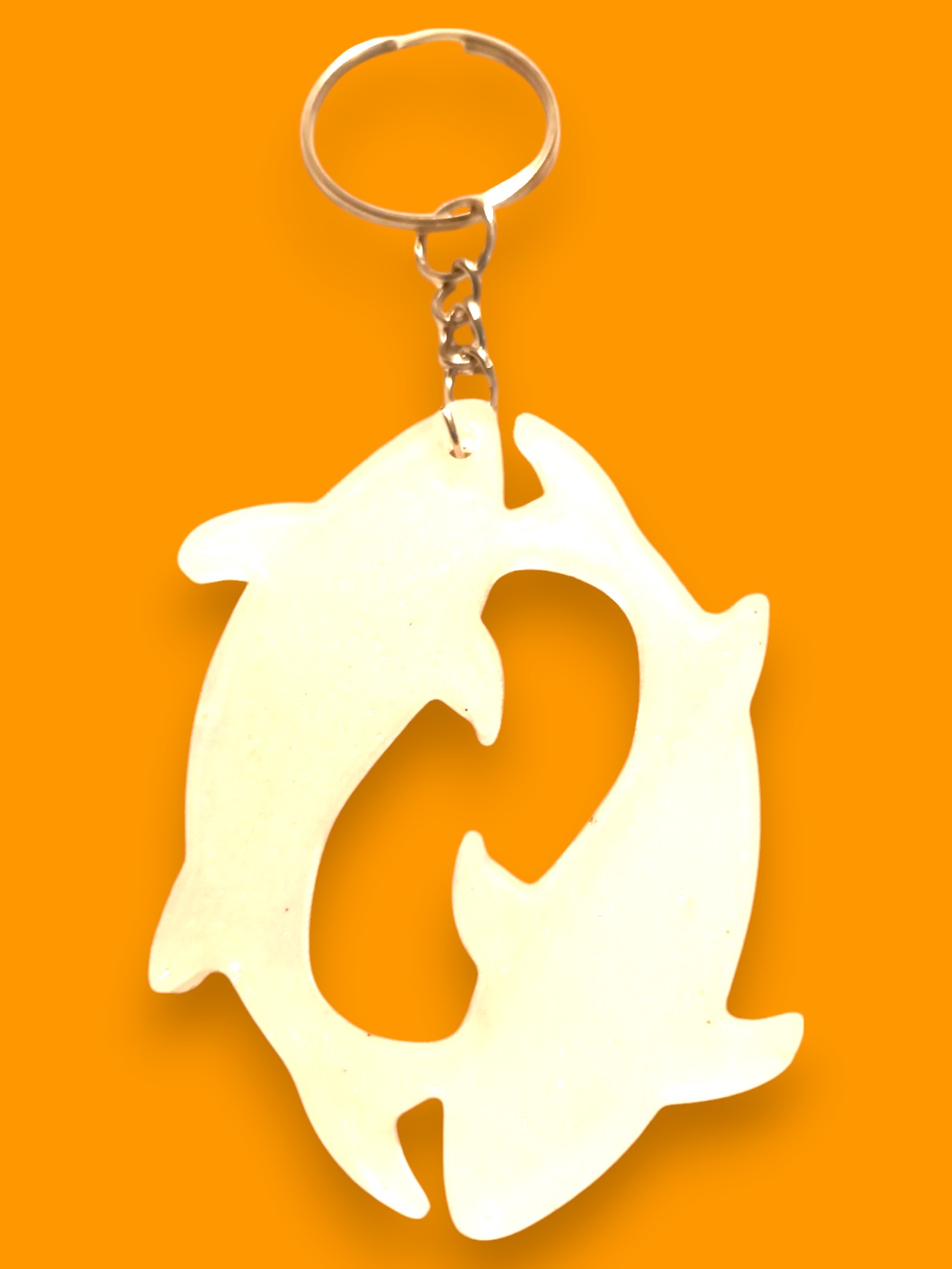 Porte clef représentant le signe astrologique du poisson en résine epoxy blanc nacré 100% fait main