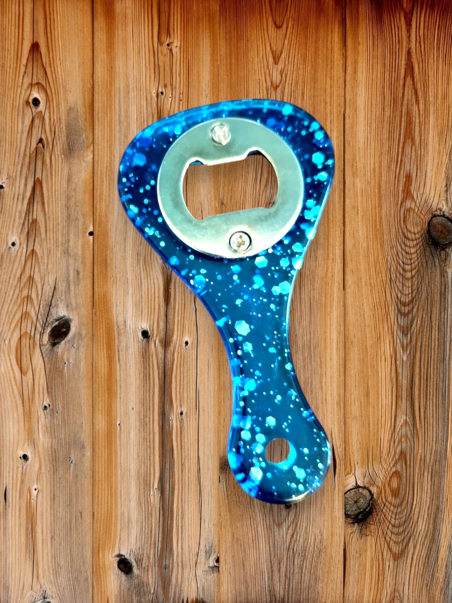 Décapsuleur bleu et paillettes en résine epoxy 100% fait main