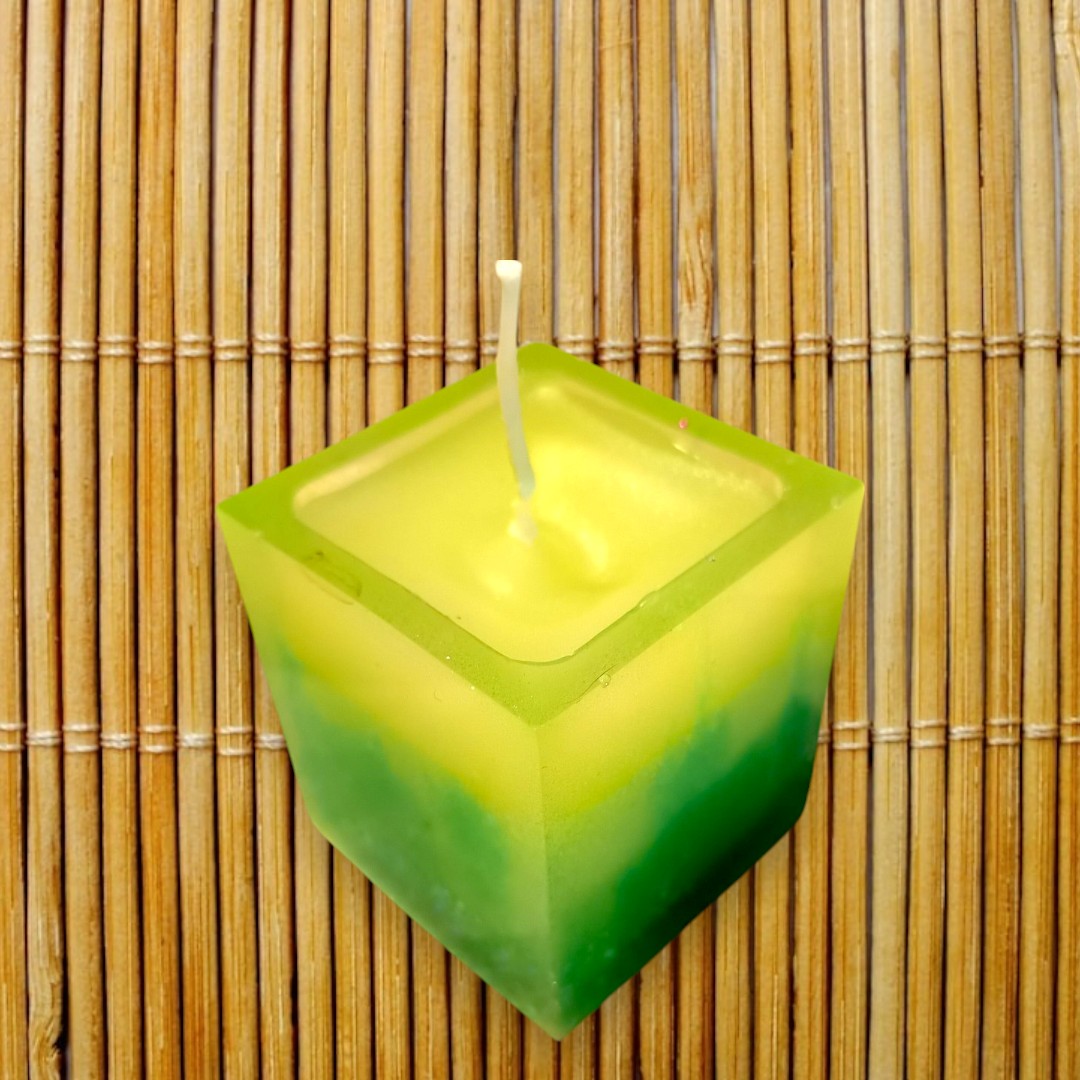 Bougie récipient crée en résine epoxy vert dégradé et intérieur cire verte avec mèche, fait entièrement main