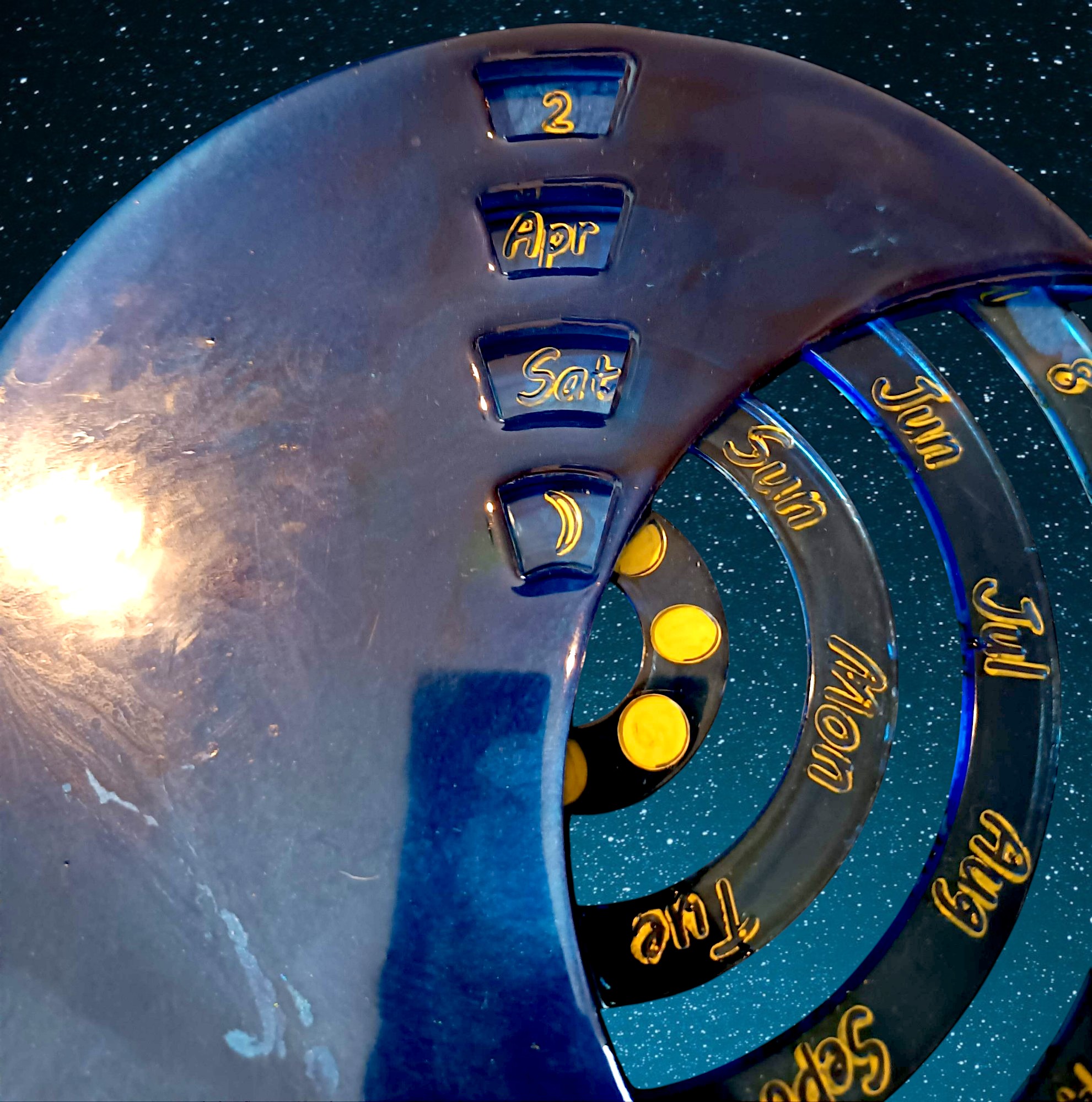 Calendrier lunaire bleu nuit en résine epoxy fait main, pièce unique