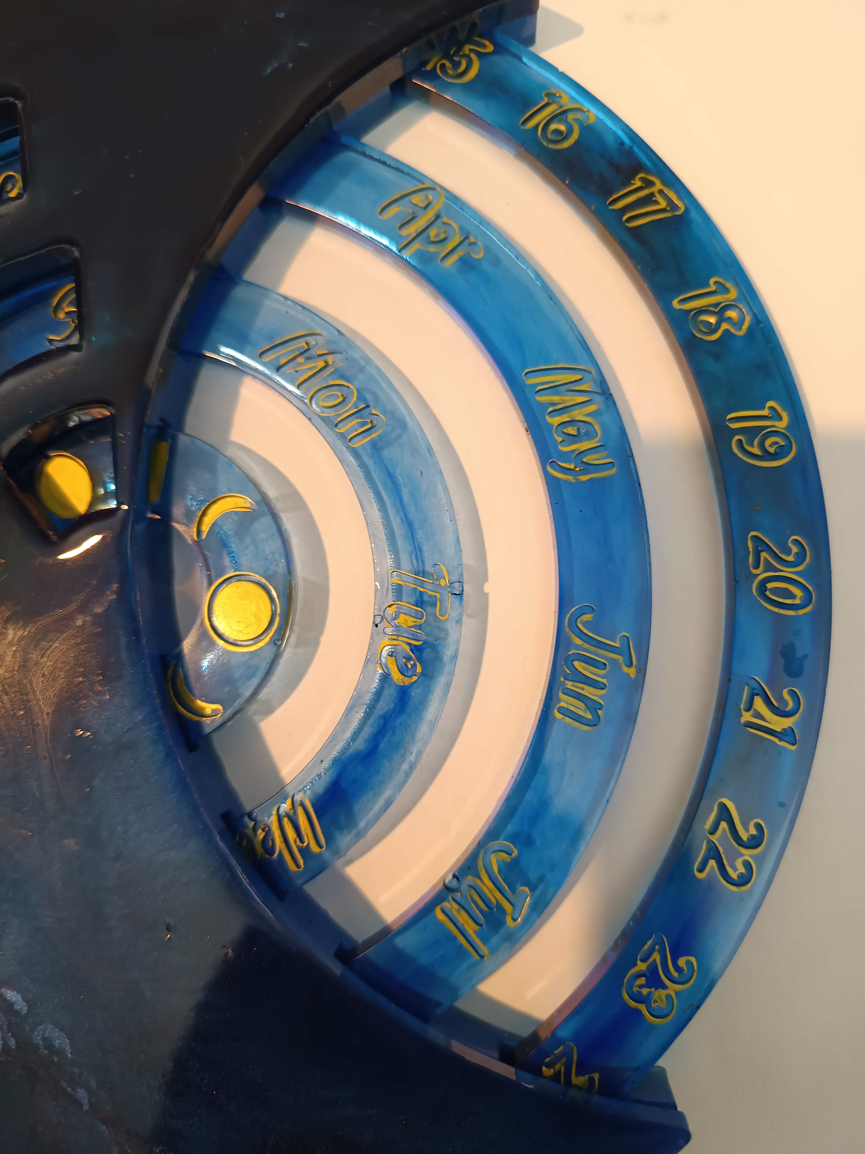 Calendrier lunaire bleu nuit en résine epoxy fait main, pièce unique
