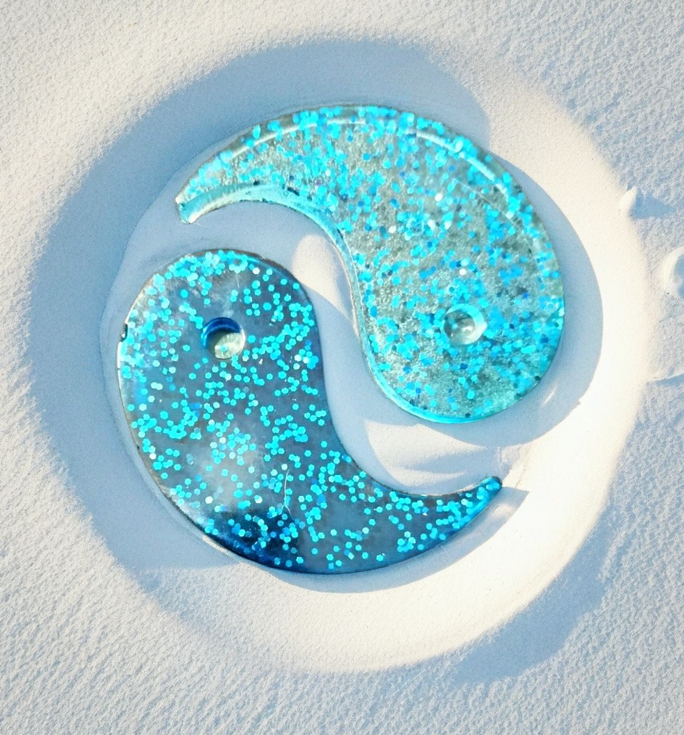 Le yin et le Yang bleu et paillettes