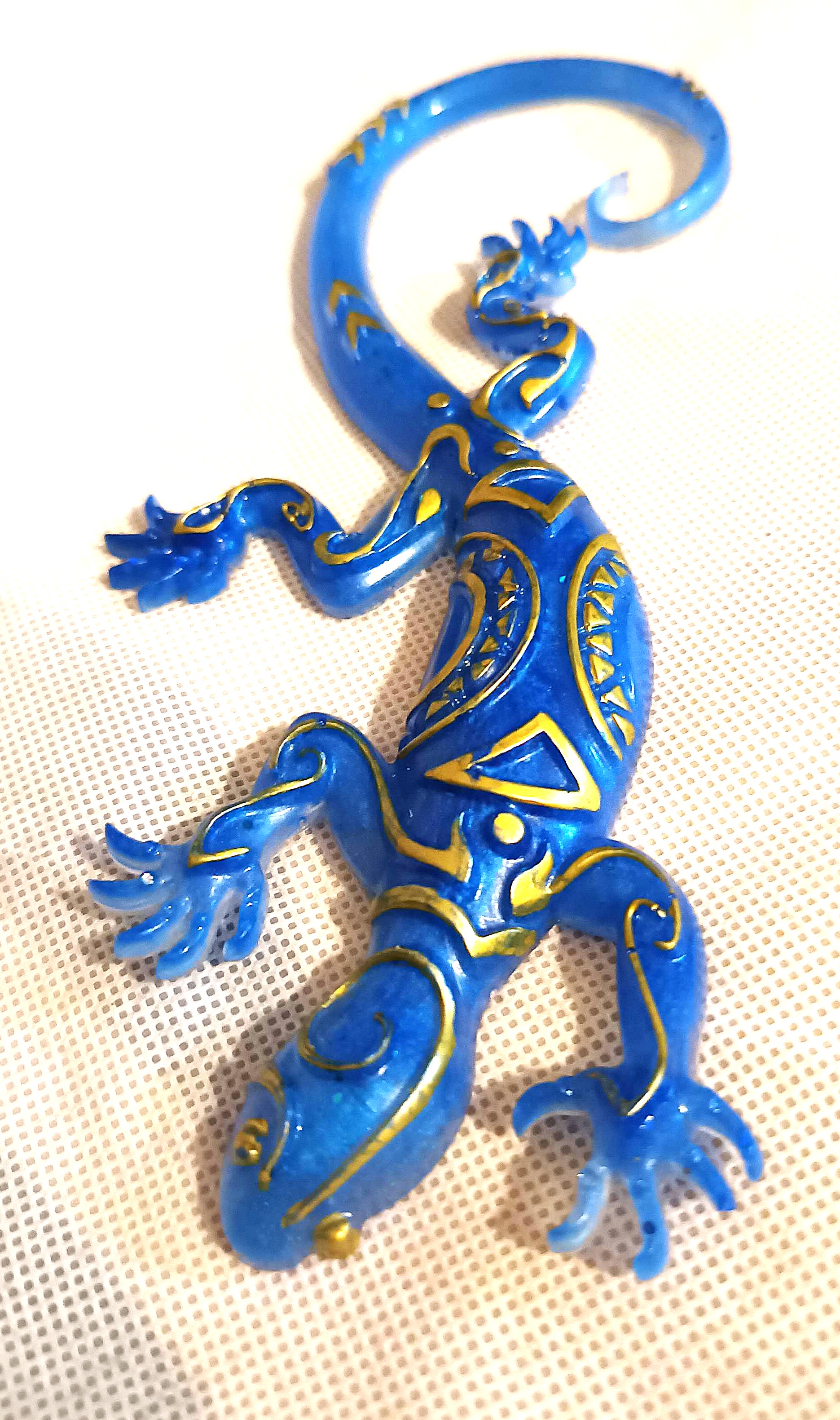 Petite salamandre bleu et motif en relief doré