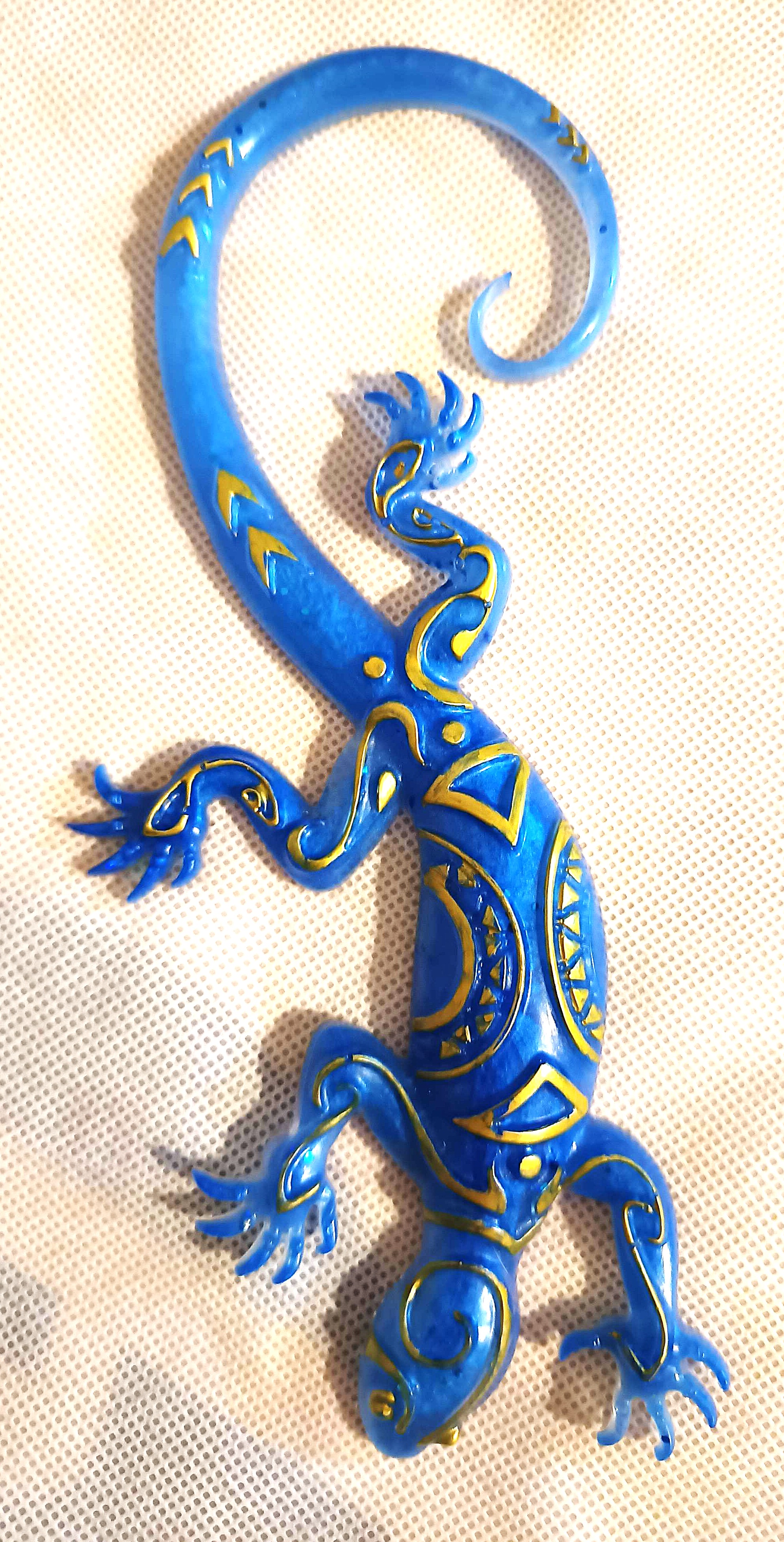 Petite salamandre bleu et motif en relief doré