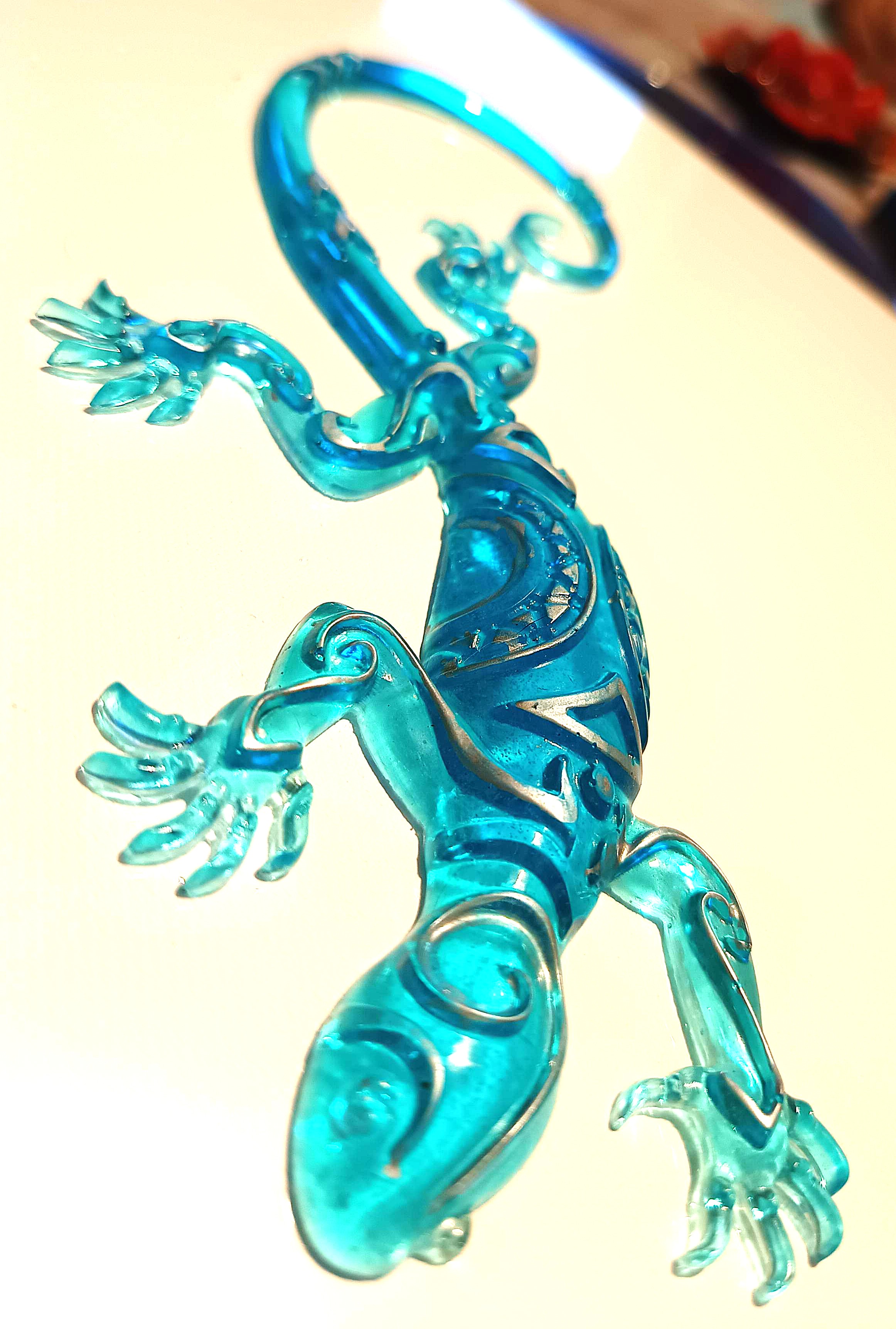 Salamandre bleu clair avec motifs en relief argentés