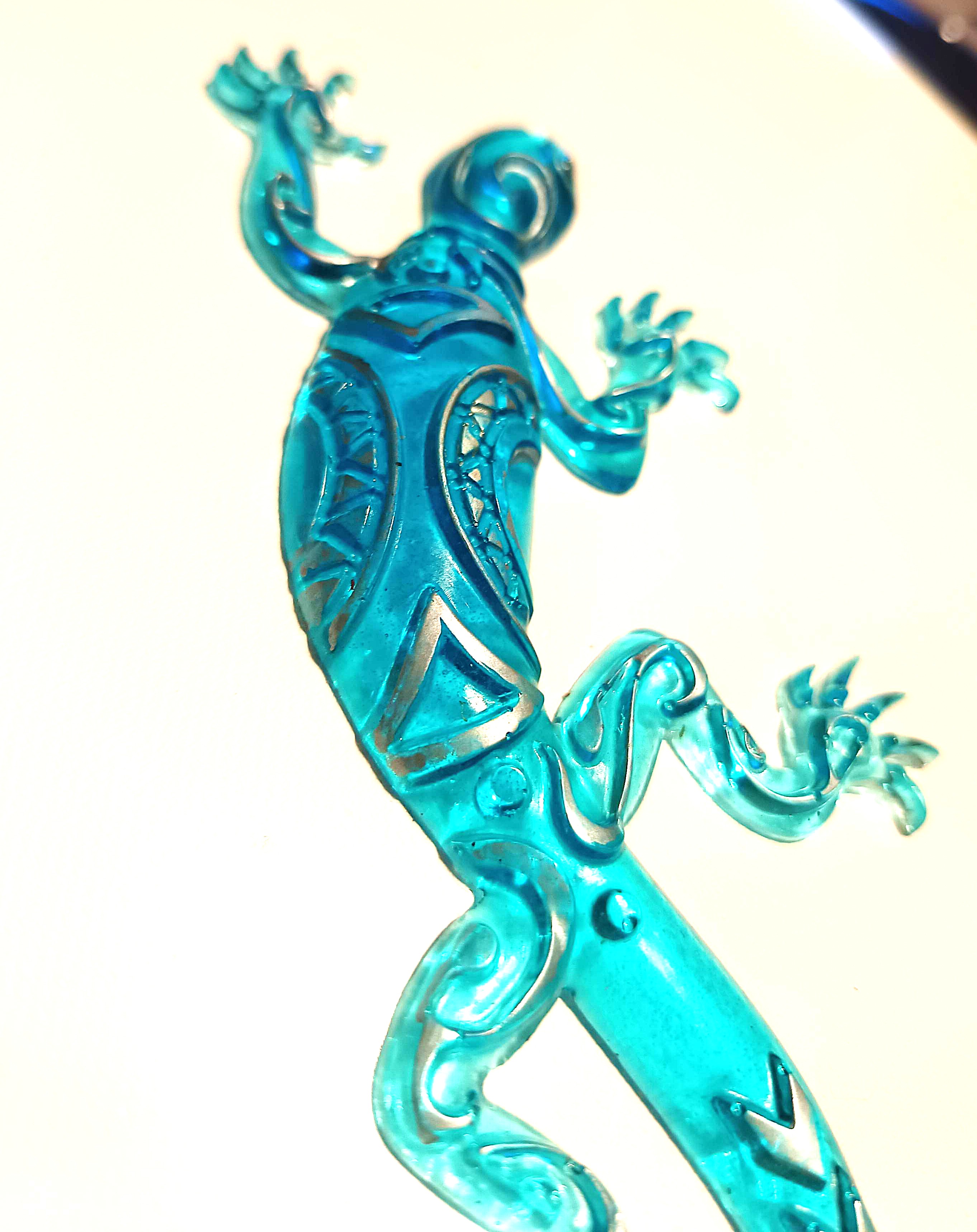 Salamandre bleu clair avec motifs en relief argentés