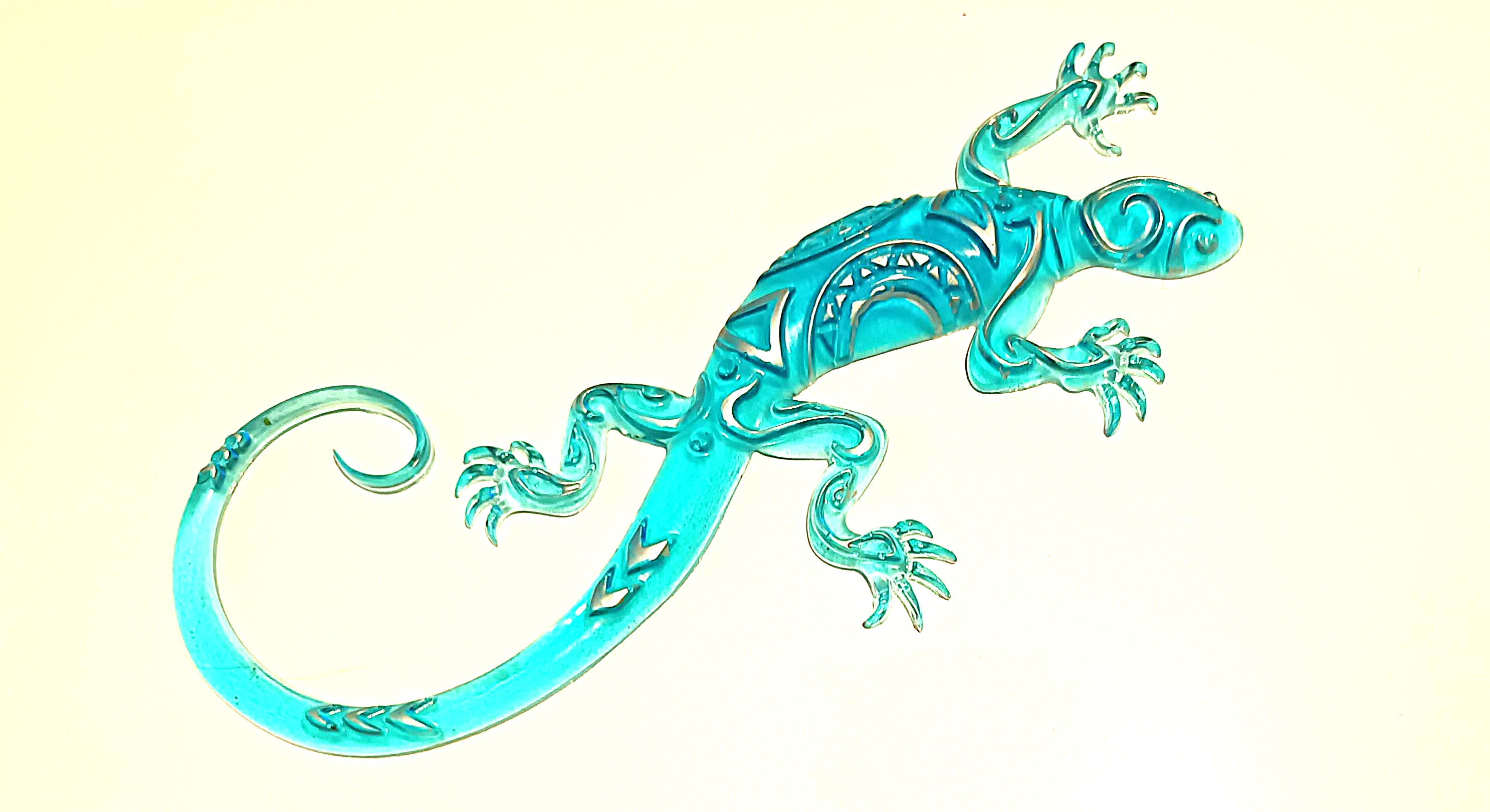 Salamandre bleu clair avec motifs en relief argentés