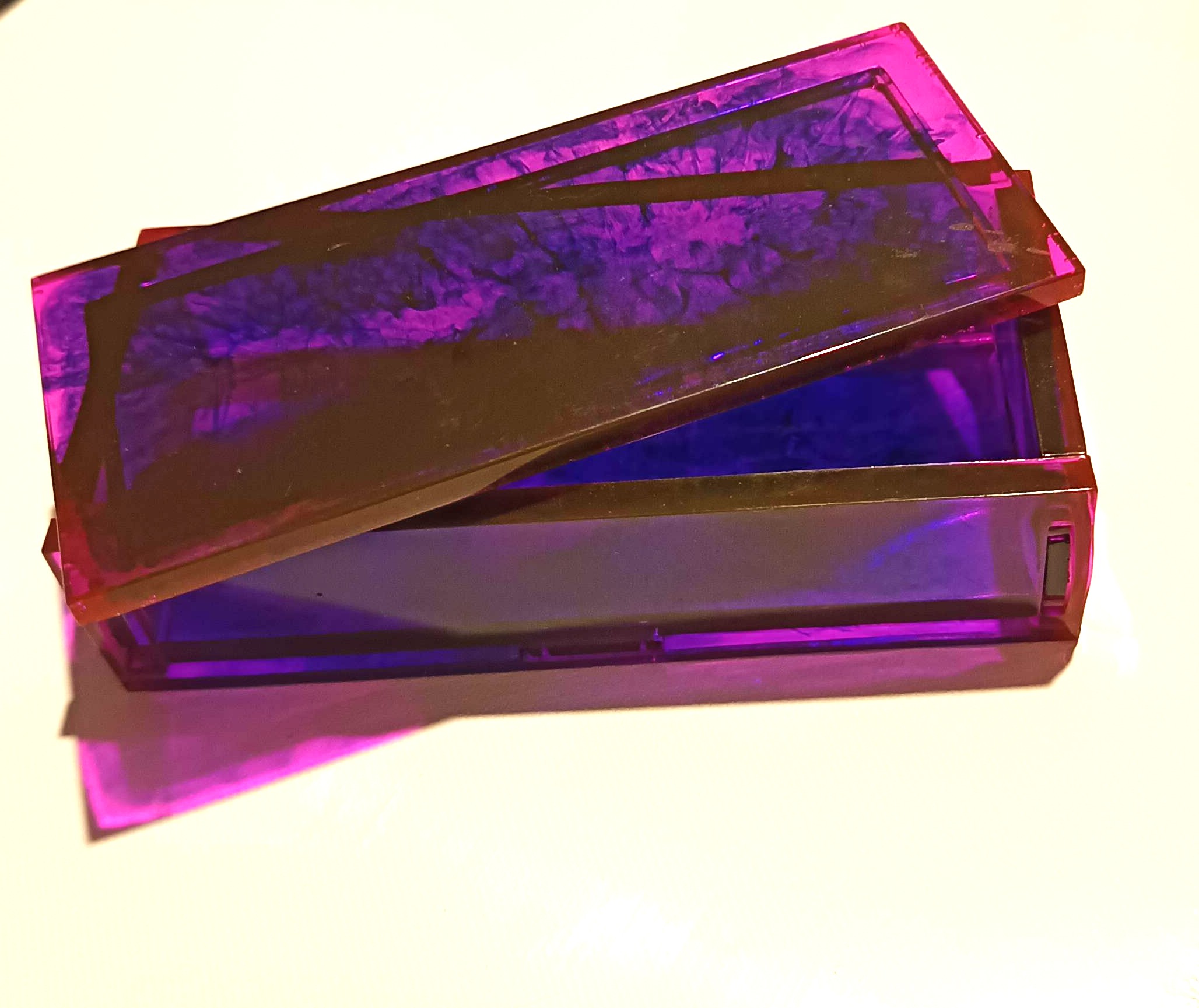 Boîte rectangulaire nuance violette entièrement faite main en résine époxy
