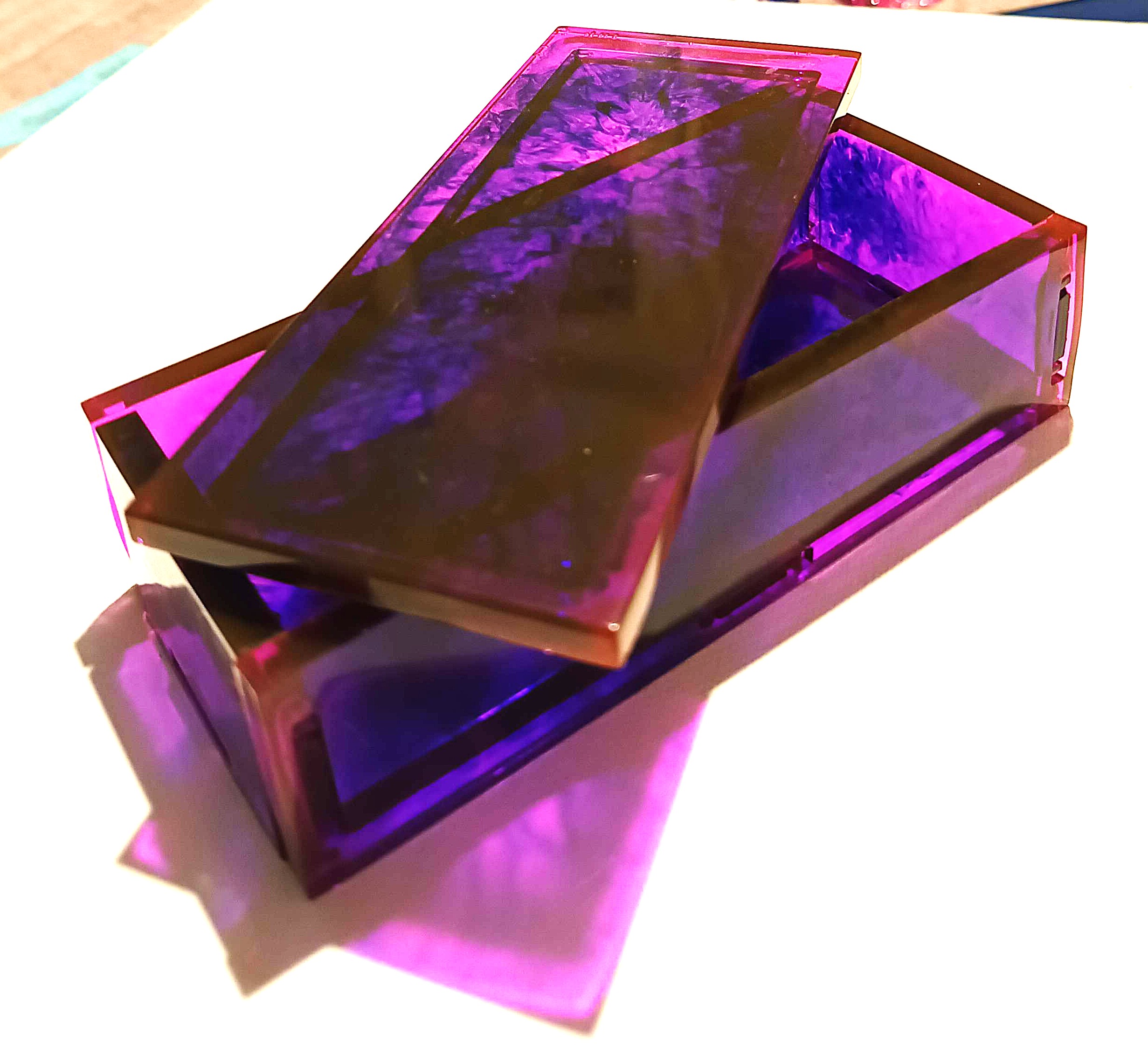 Boîte rectangulaire nuance violette entièrement faite main en résine époxy