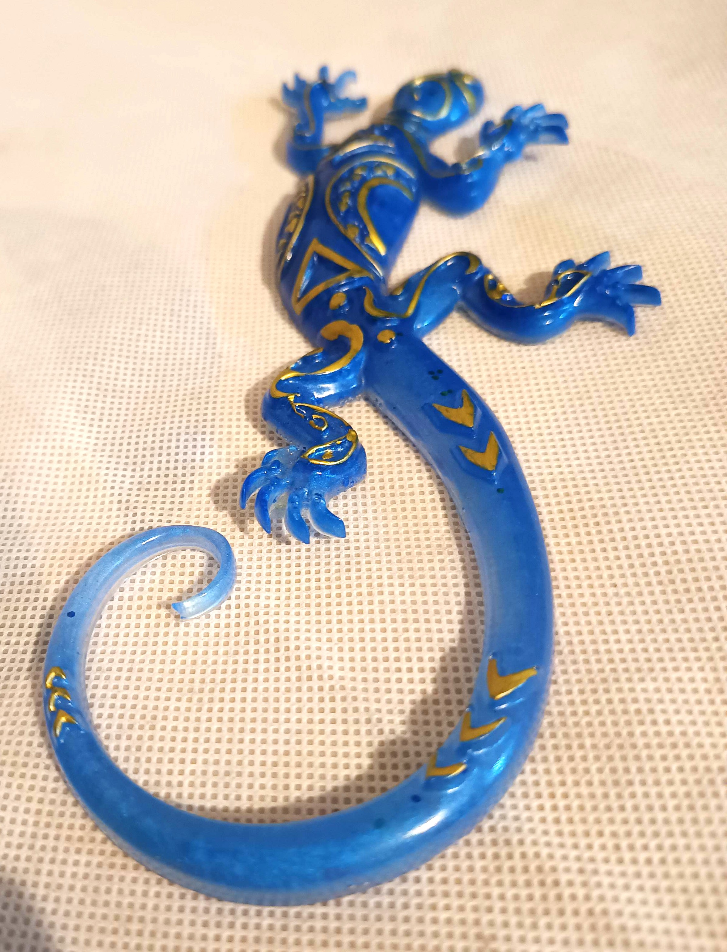 Petite salamandre bleu et motif en relief doré