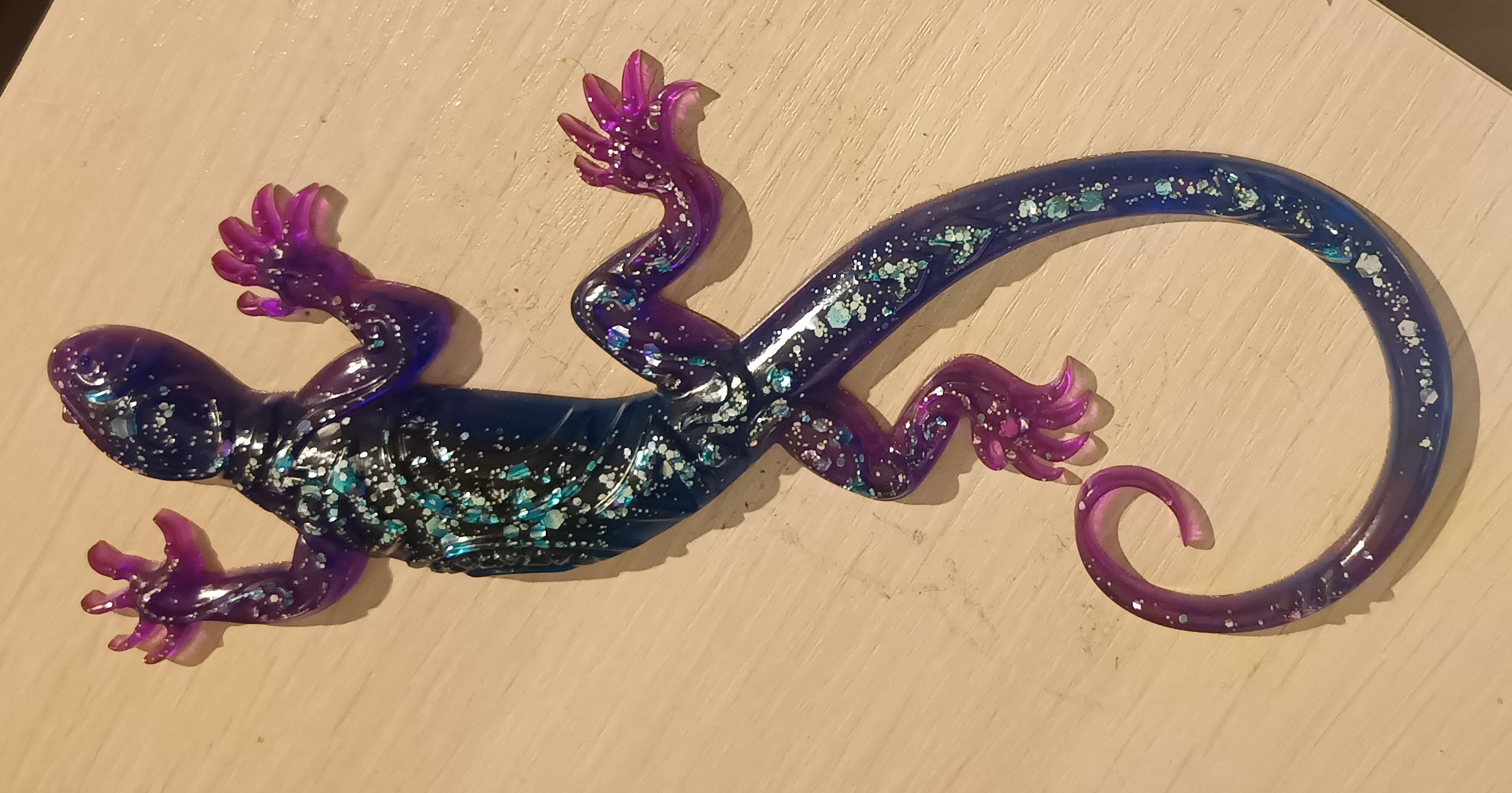Petite salamandre 20cm couleur violette, bleue et paillettes argentées, en résine epoxy