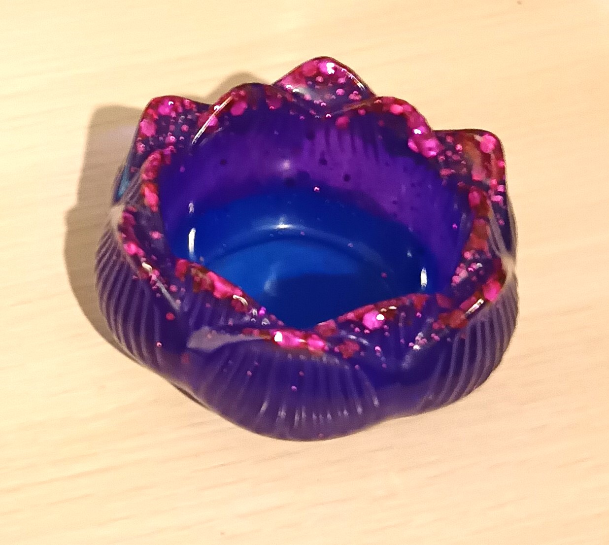Bougeoir ou vide poche bleu, violet et paillettes rose en résine epoxy entièrement fait main