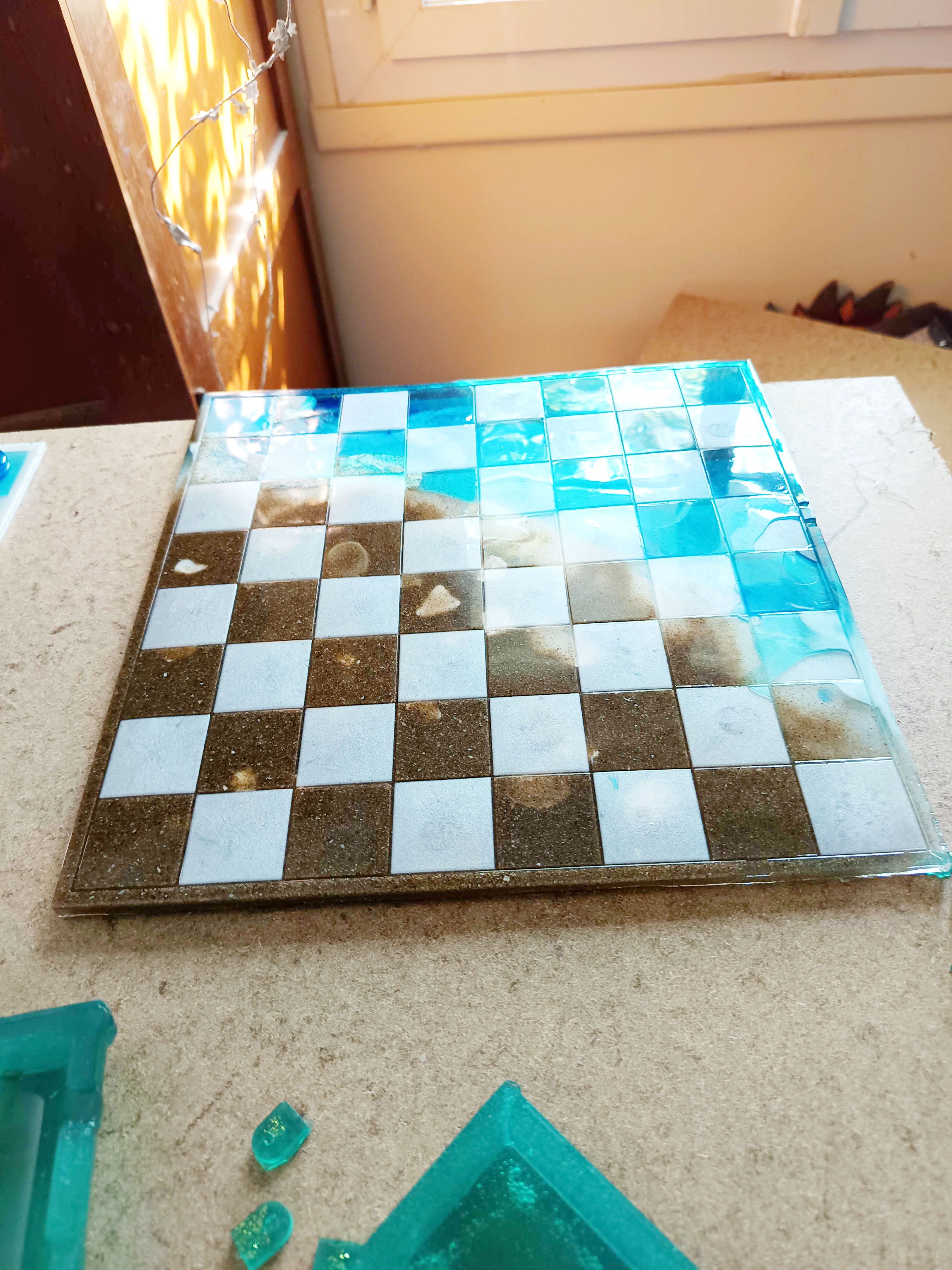 Echiquier océan en résine époxy, pions bleu VS pions sable