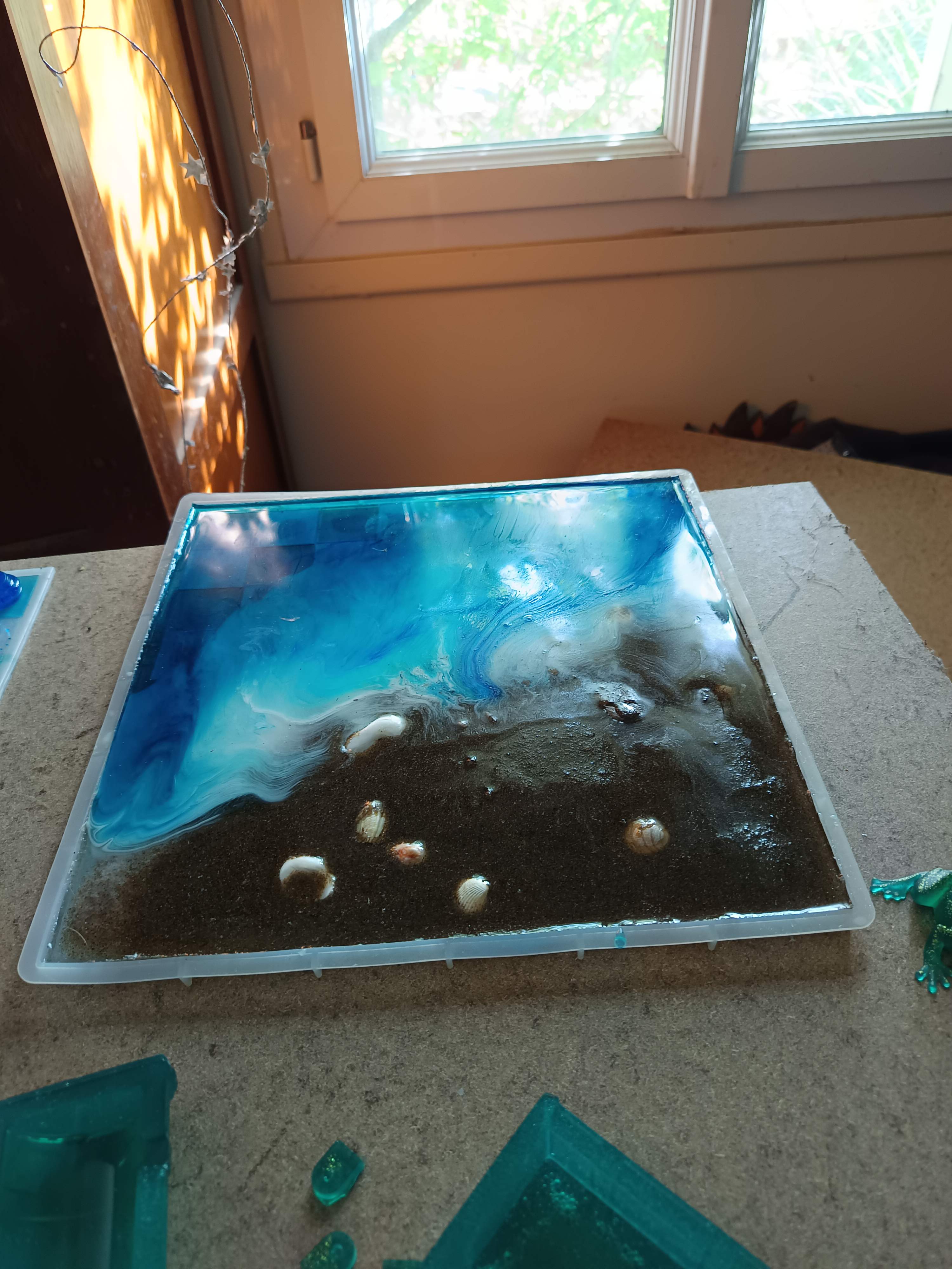 Echiquier océan en résine époxy, pions bleu VS pions sable