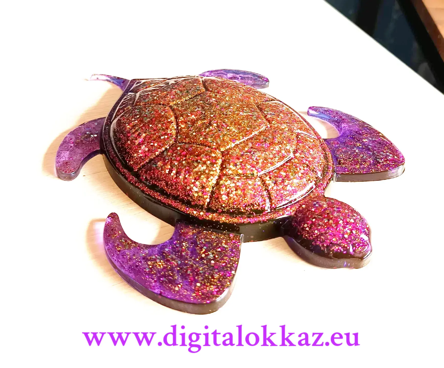Tortue violette et paillettes violettes et dorées en résine époxy artisanale