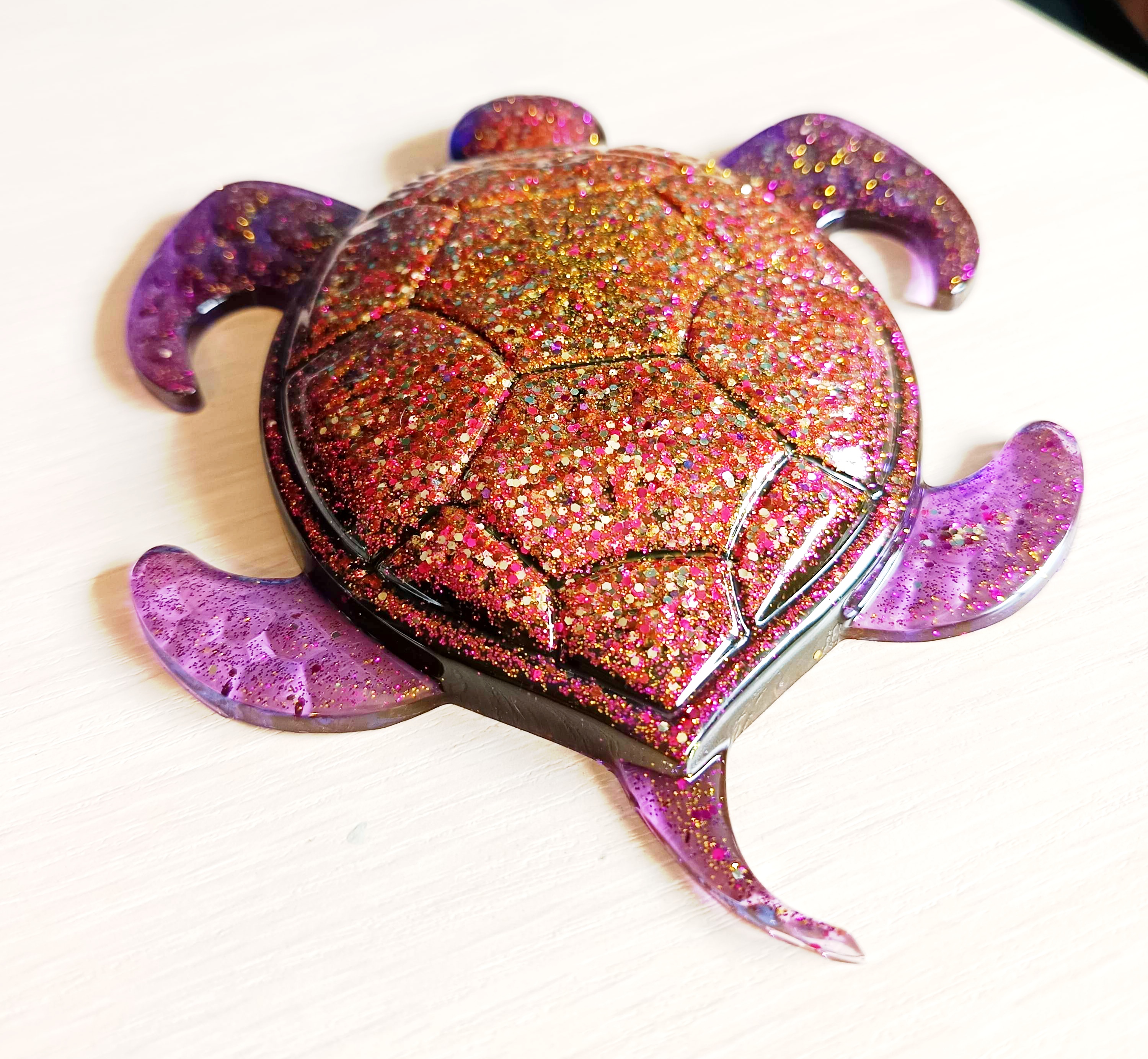 Tortue violette et paillettes violettes et dorées en résine époxy artisanale