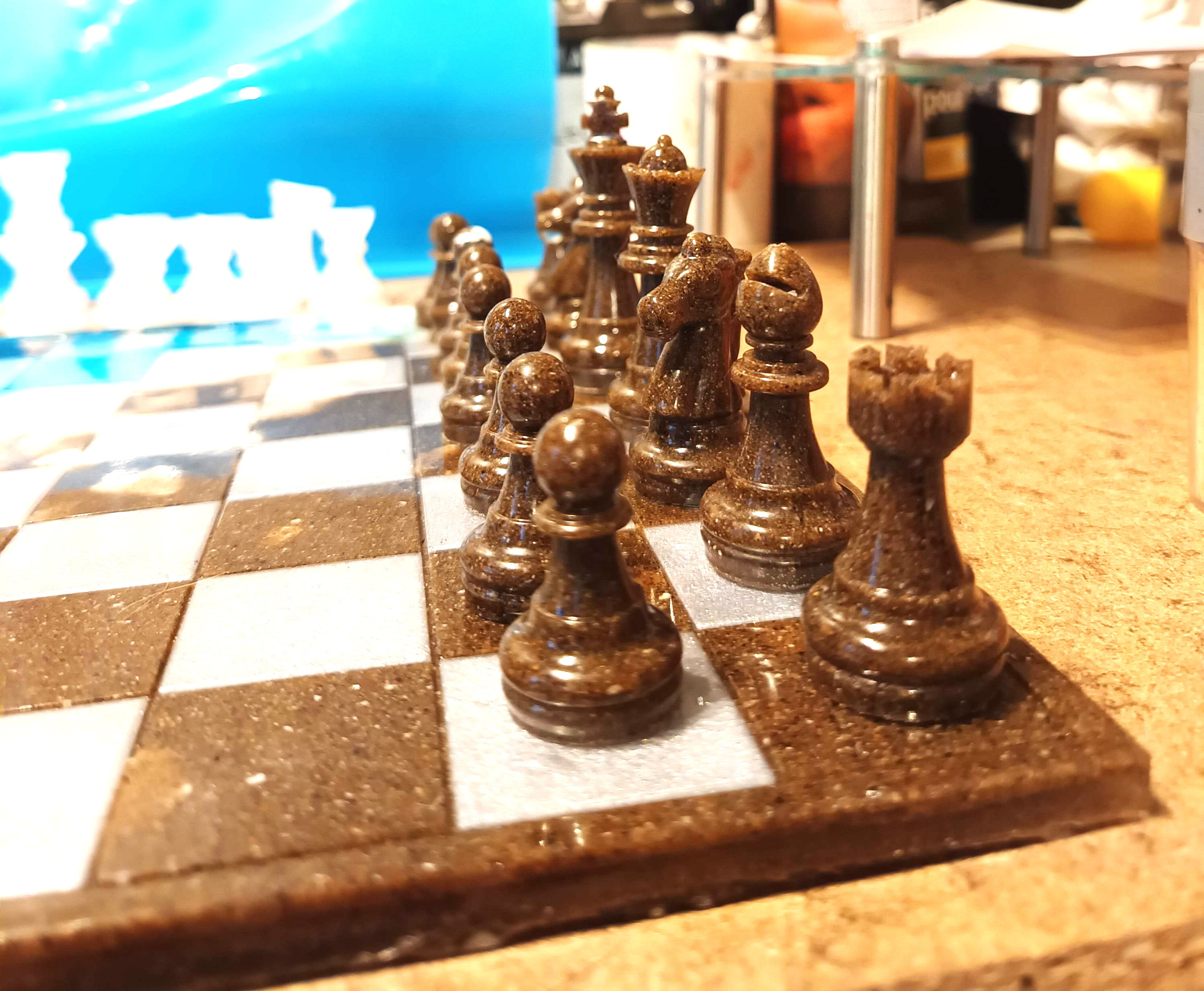 Echiquier océan en résine époxy, pions bleu VS pions sable