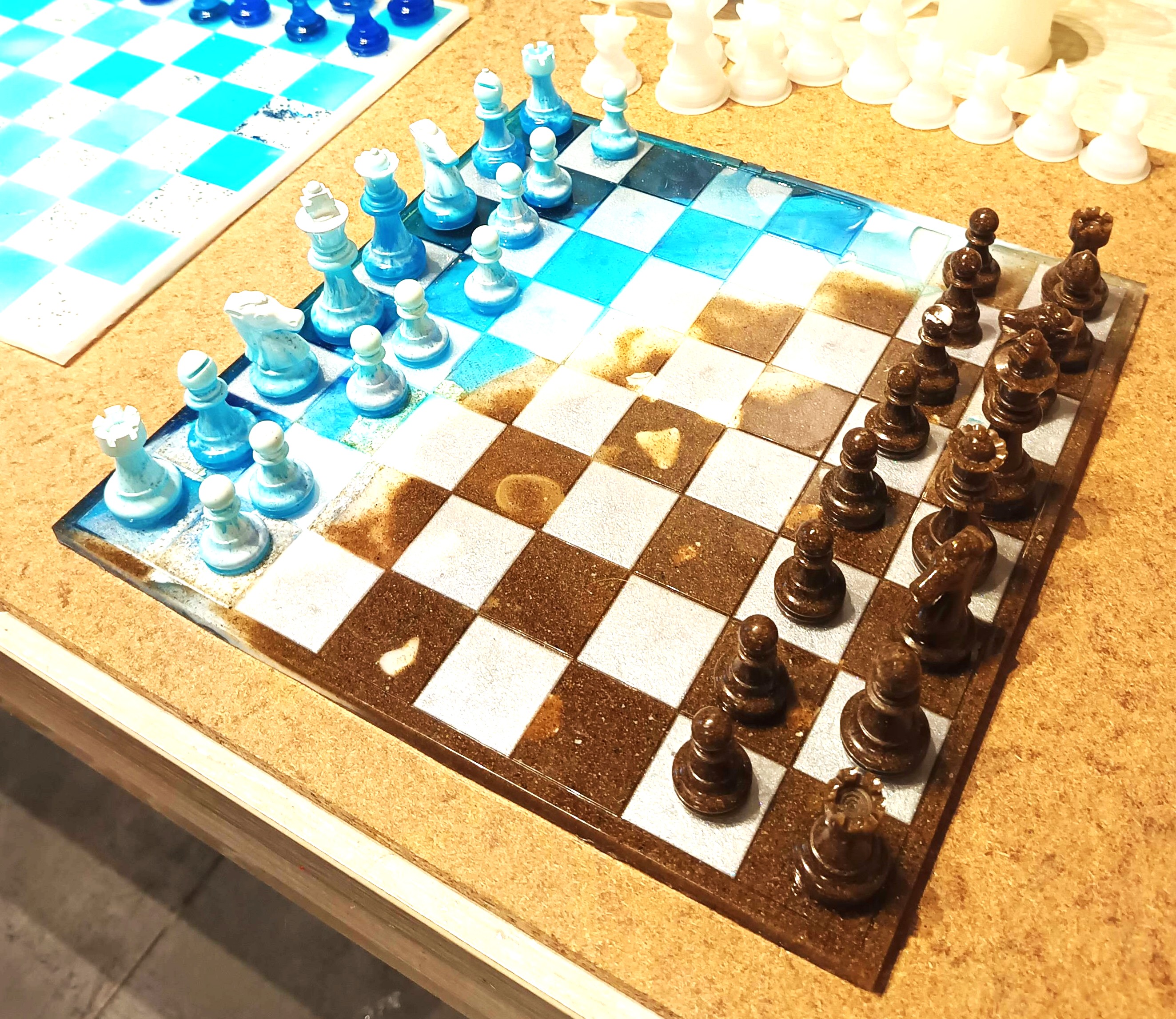 Echiquier océan en résine époxy, pions bleu VS pions sable