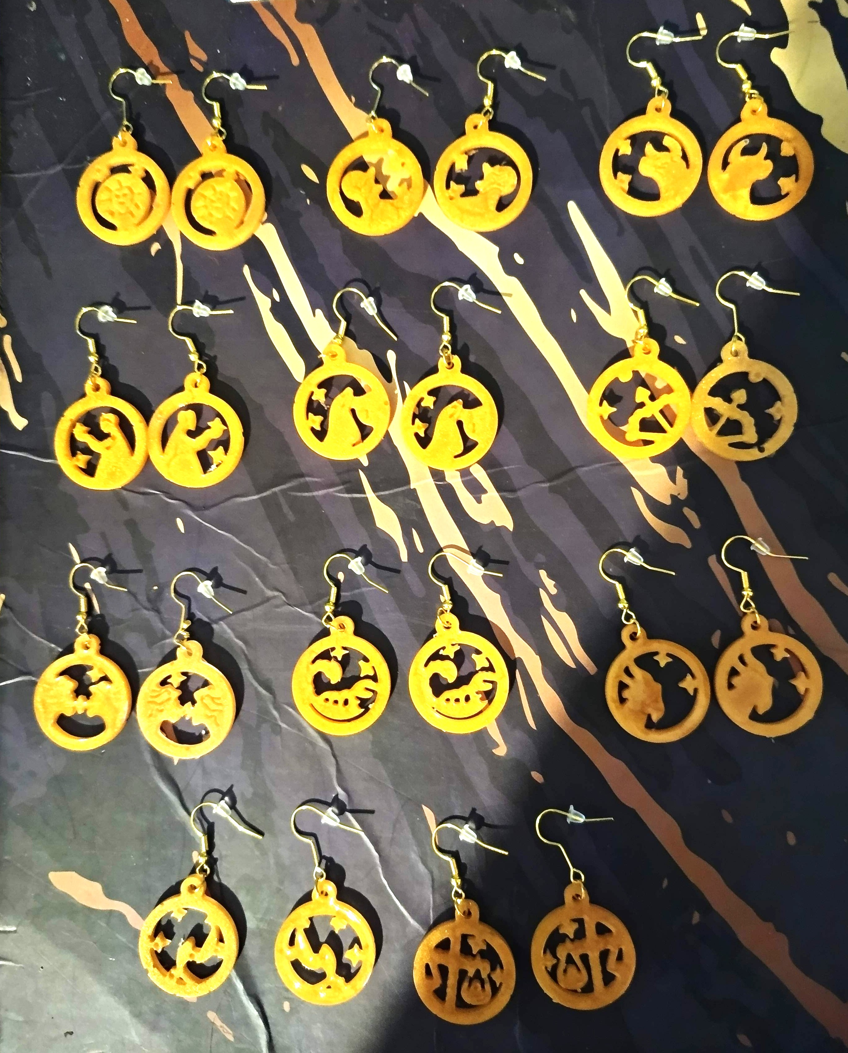 Boucles d'oreilles doré représentant les 12 signes du zodiaques