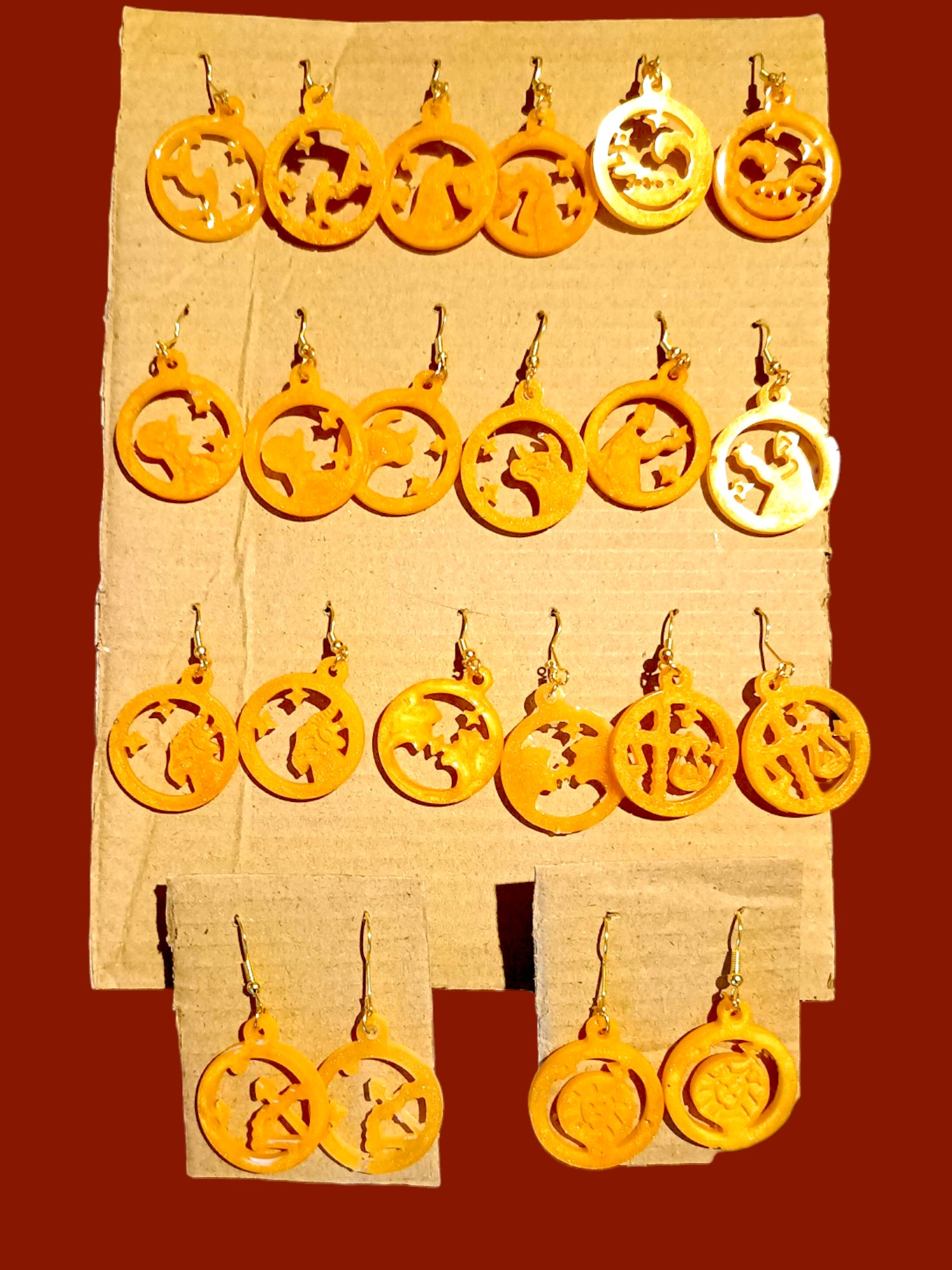 Boucles d'oreilles doré représentant les 12 signes du zodiaques