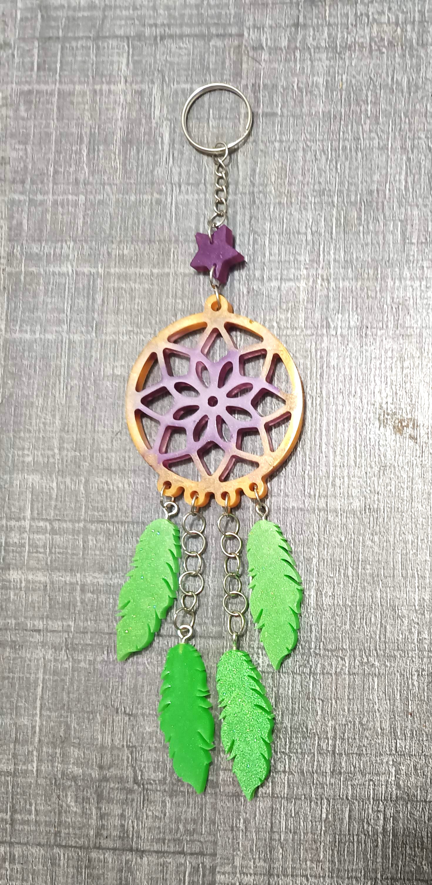 Porte clé attrape rêve violet, doré et vert en résine époxy artisanale