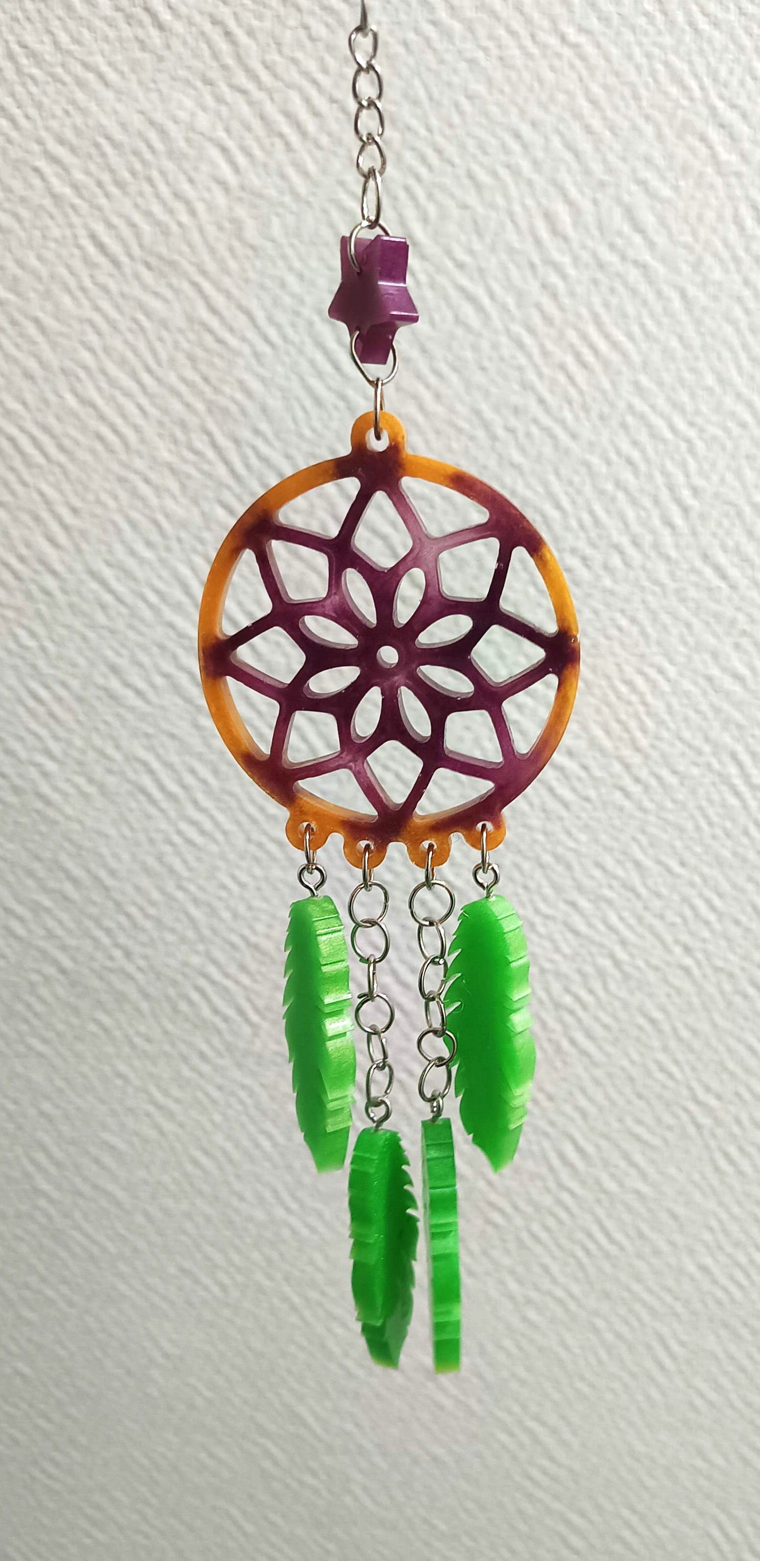 Porte clé attrape rêve violet, doré et vert en résine époxy artisanale