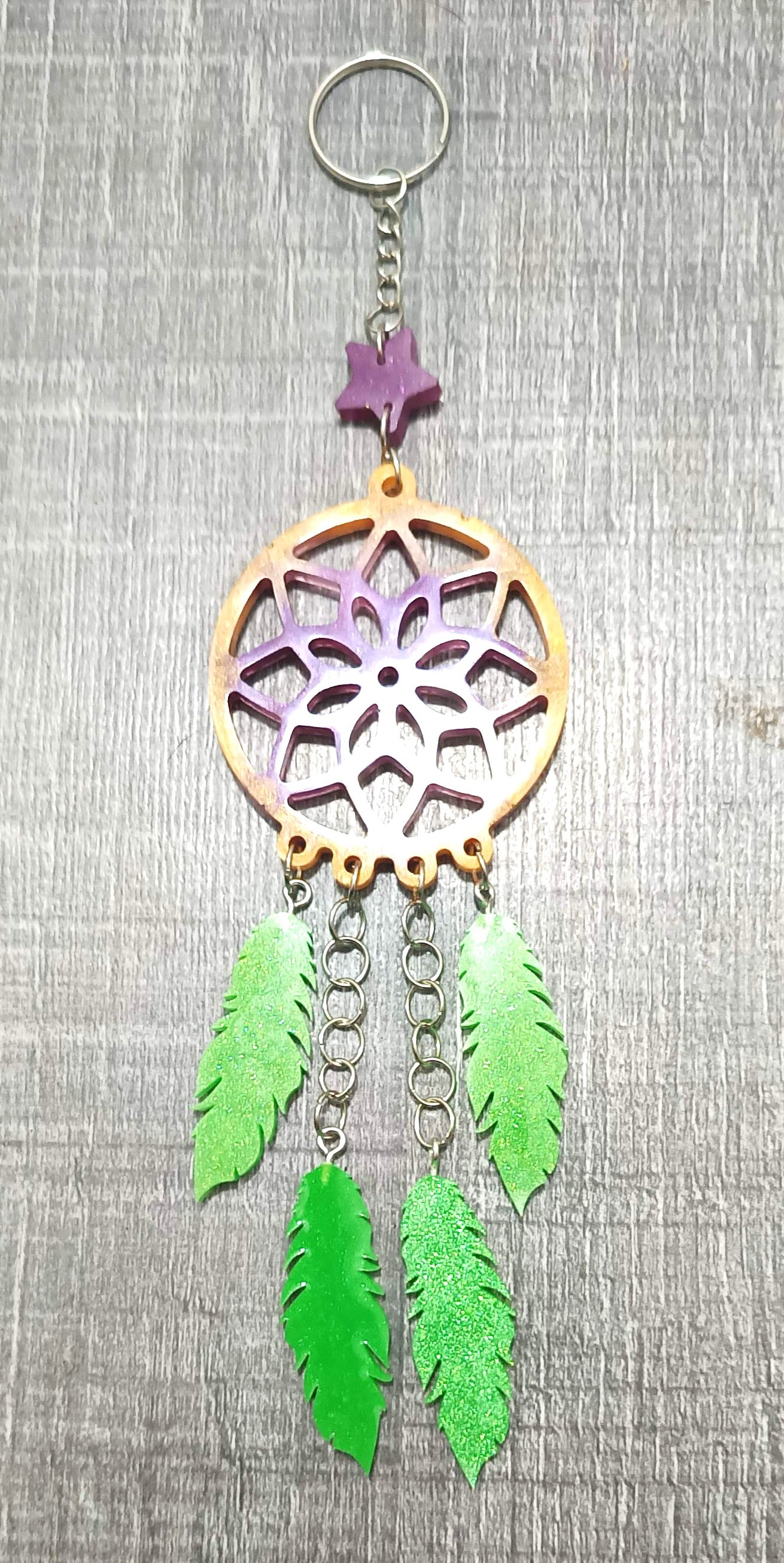 Porte clé attrape rêve violet, doré et vert en résine époxy artisanale