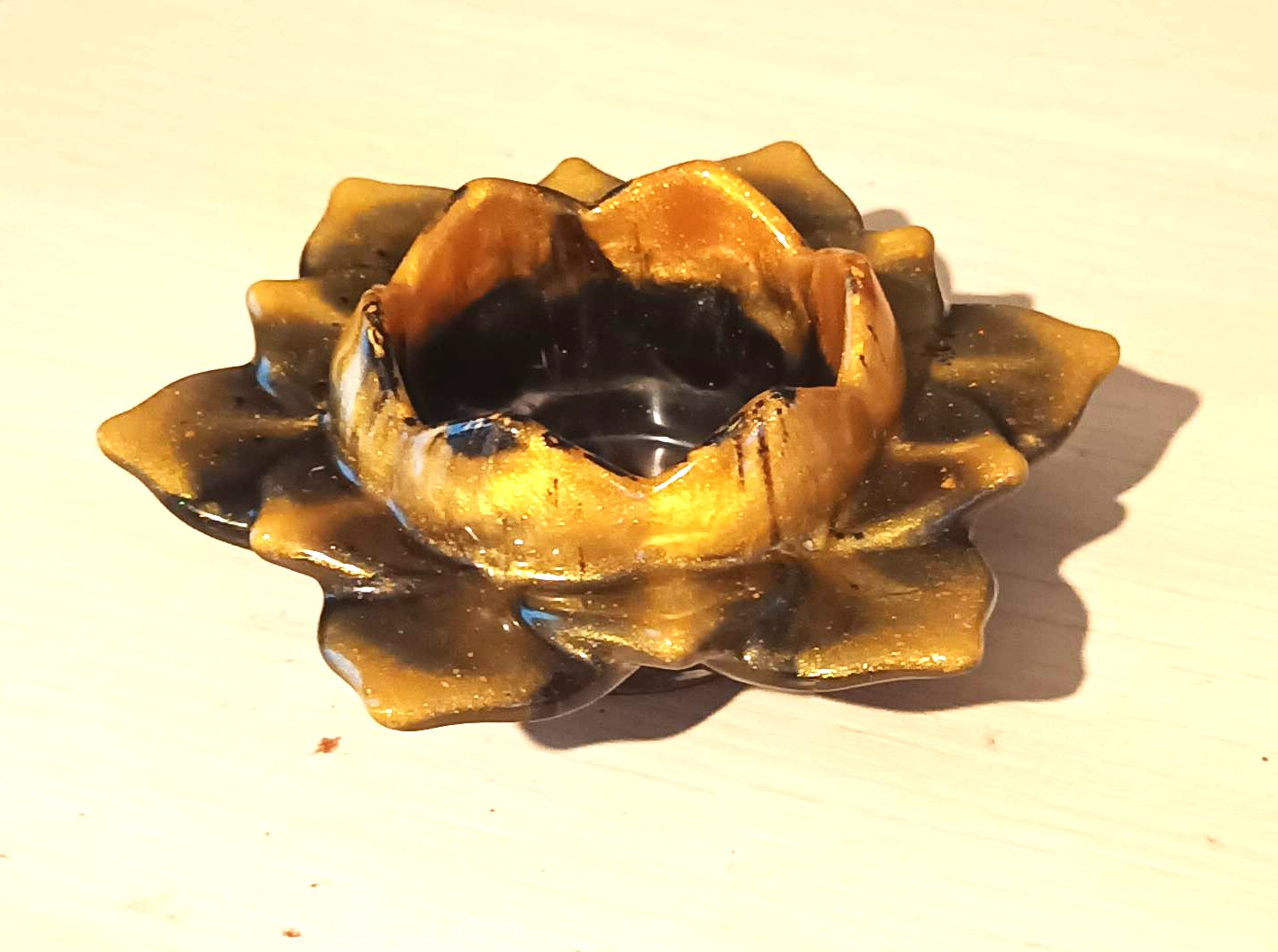 Bougeoir noir et doré en résine époxy