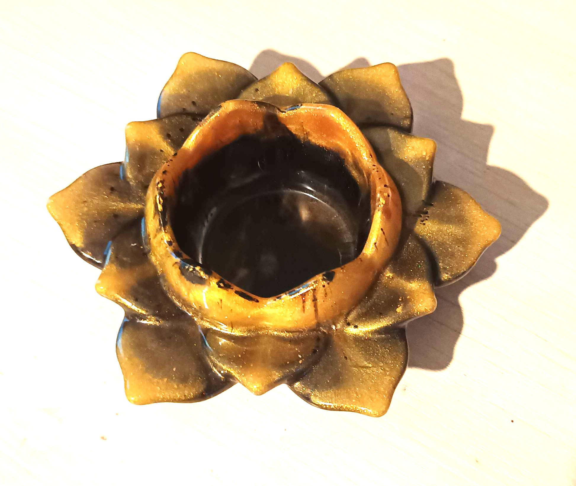 Bougeoir noir et doré en résine époxy