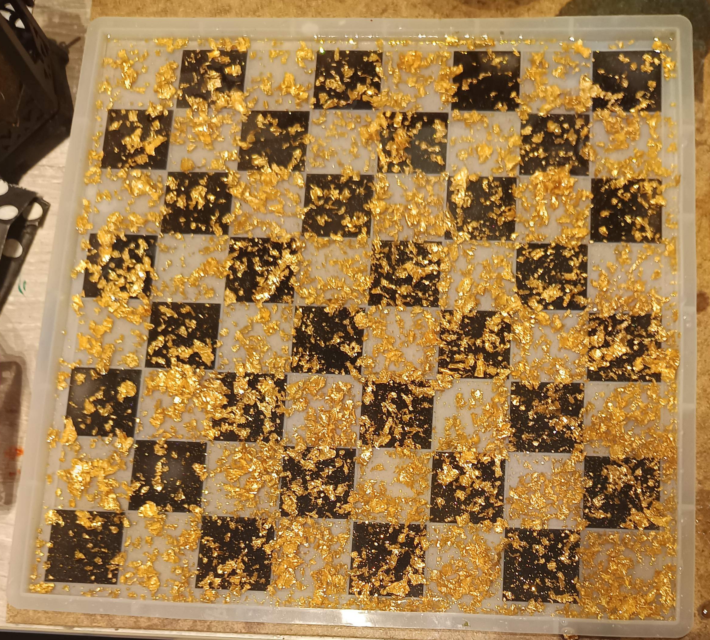 Echiquier noir et feuilles d'or en résine époxy