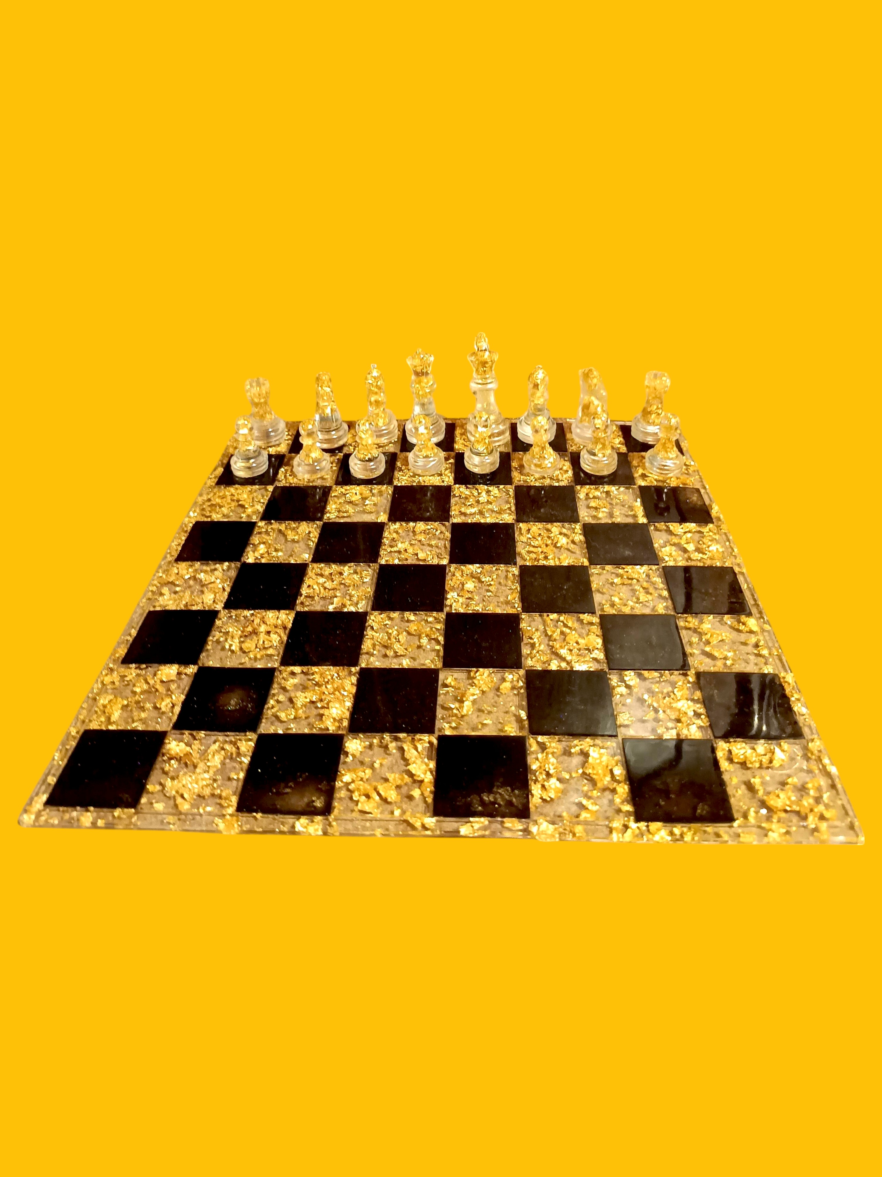 Echiquier noir et feuilles d'or en résine époxy