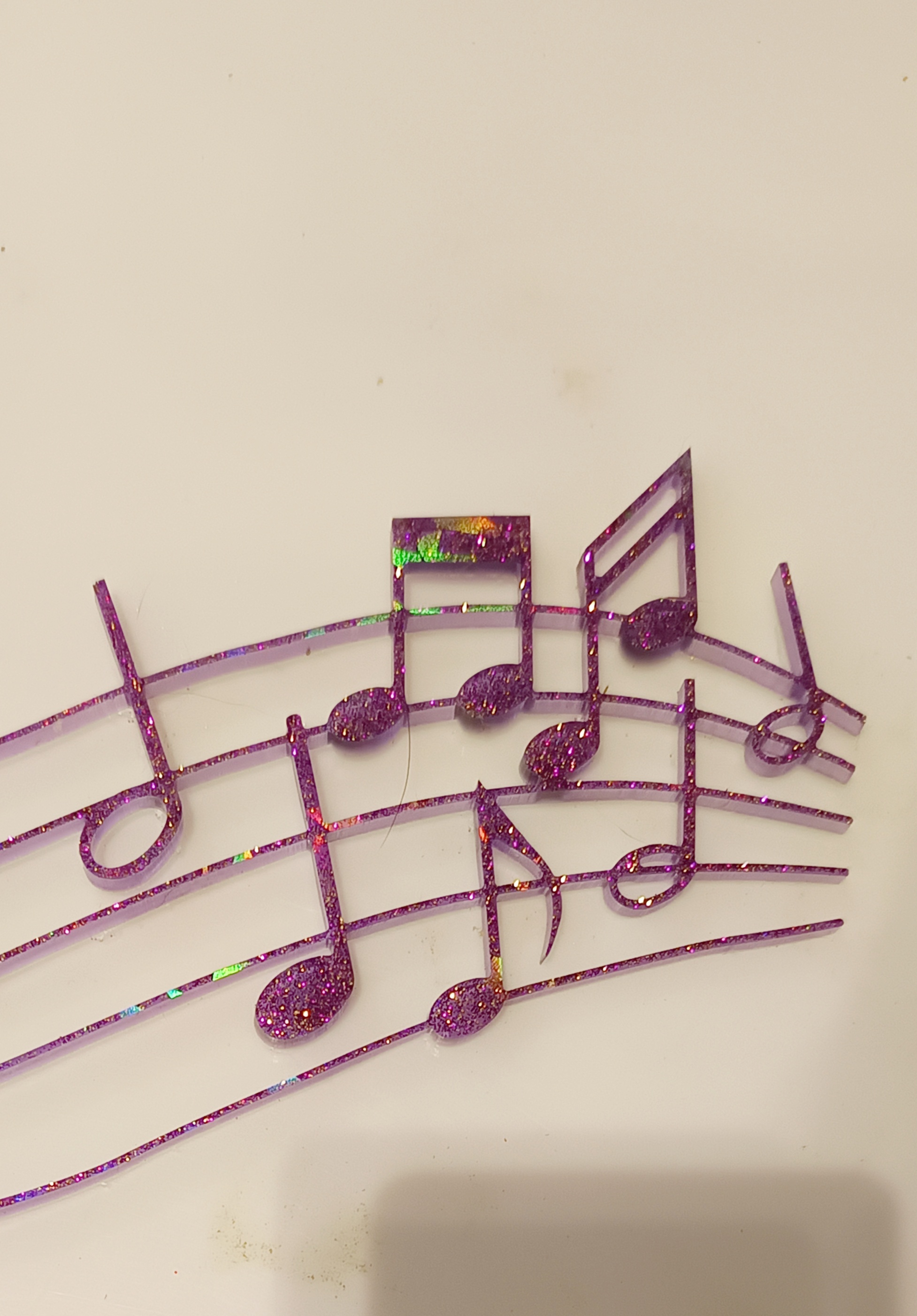 Partition en clé de sol violette en résine époxy artisanale entièrement fait main pièce unique. 