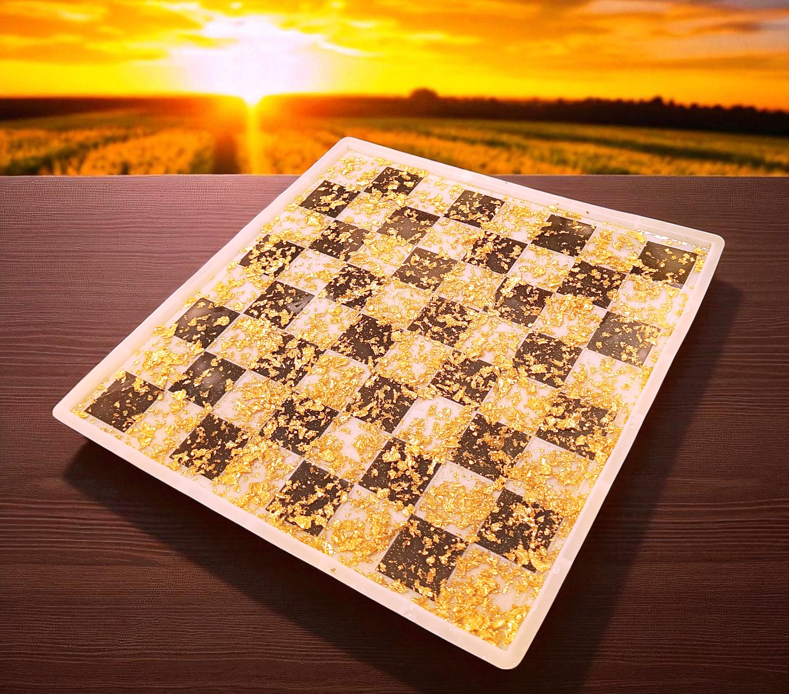 Echiquier noir et feuilles d'or en résine époxy