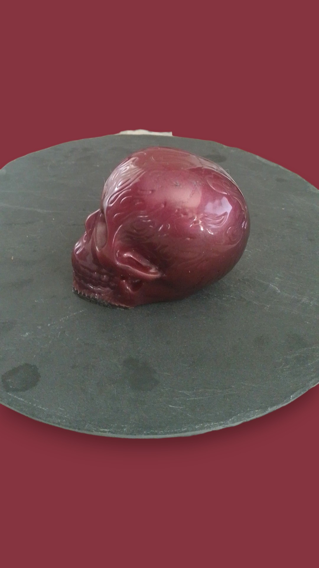 Crâne décoratif unique en résine époxy – Fait main, bordeaux – Pièce artistique originale