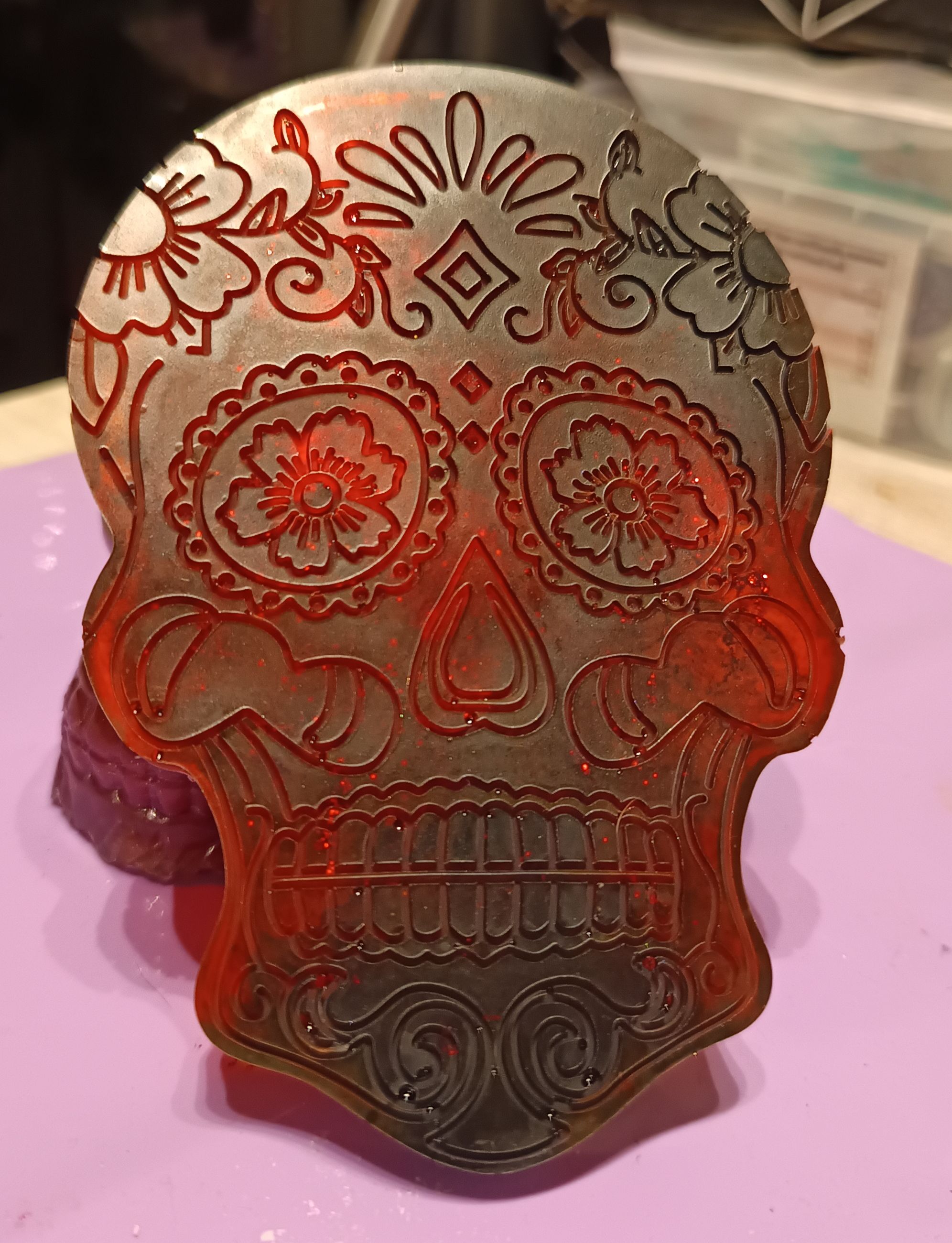 Crâne mexicain rouge et noir en résine époxy artisanale