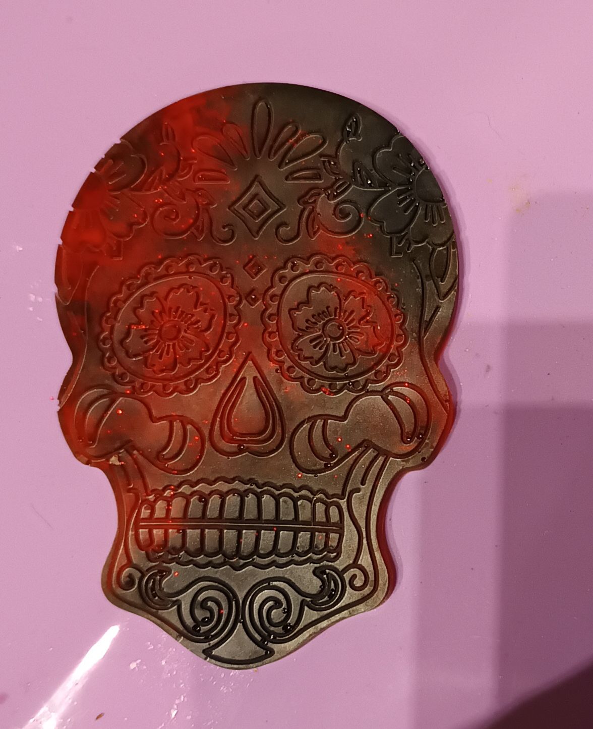 Crâne mexicain rouge et noir en résine époxy artisanale