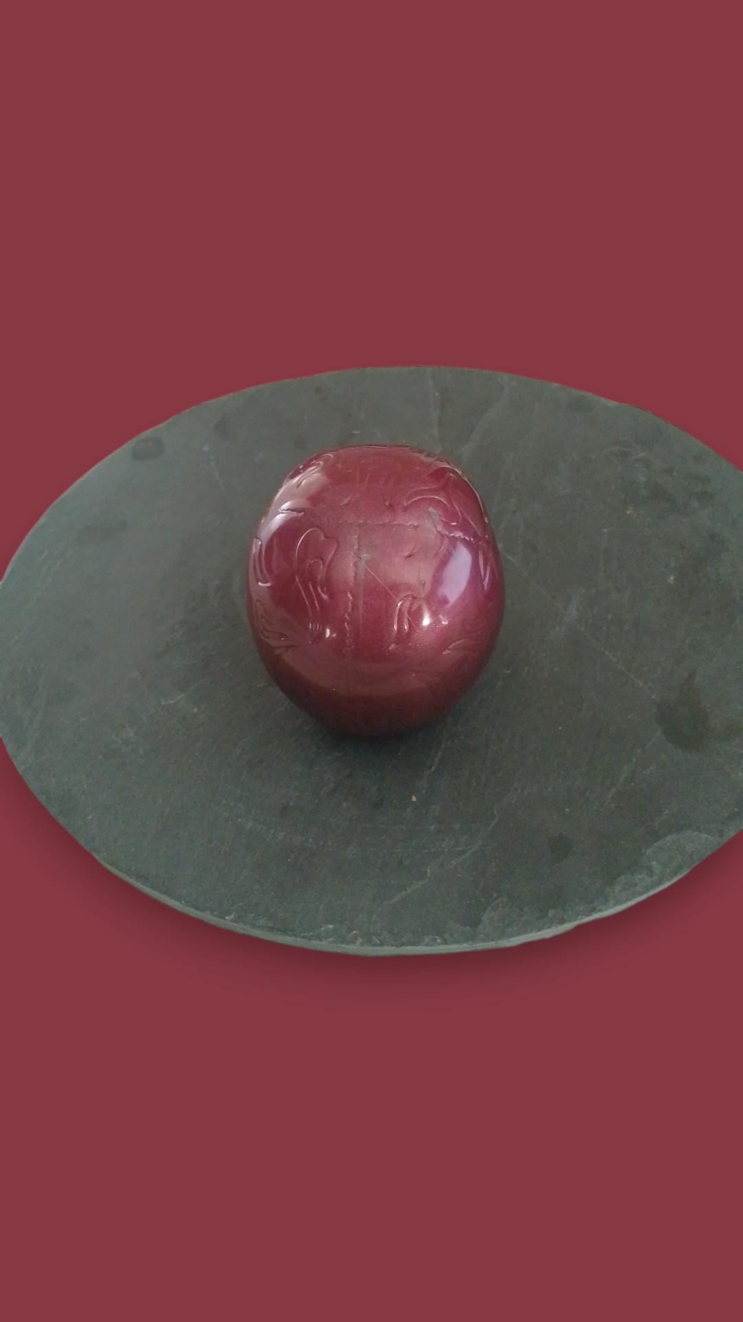 Crâne décoratif unique en résine époxy – Fait main, bordeaux – Pièce artistique originale