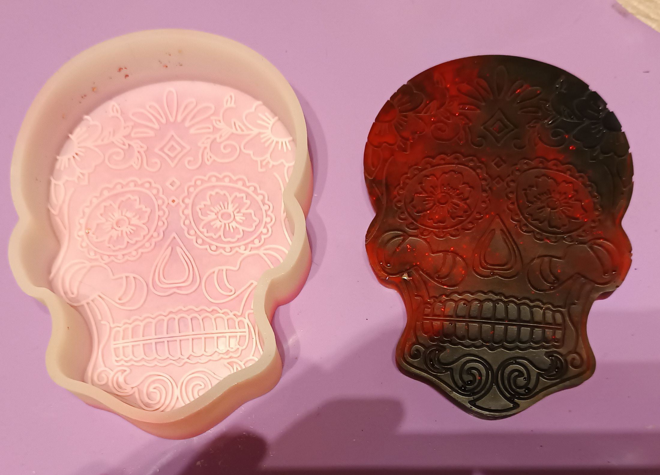 Crâne mexicain rouge et noir en résine époxy artisanale