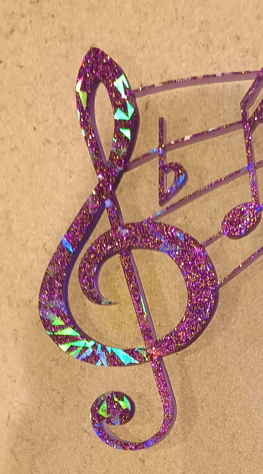 Partition en clé de sol violette en résine époxy artisanale entièrement fait main pièce unique. 