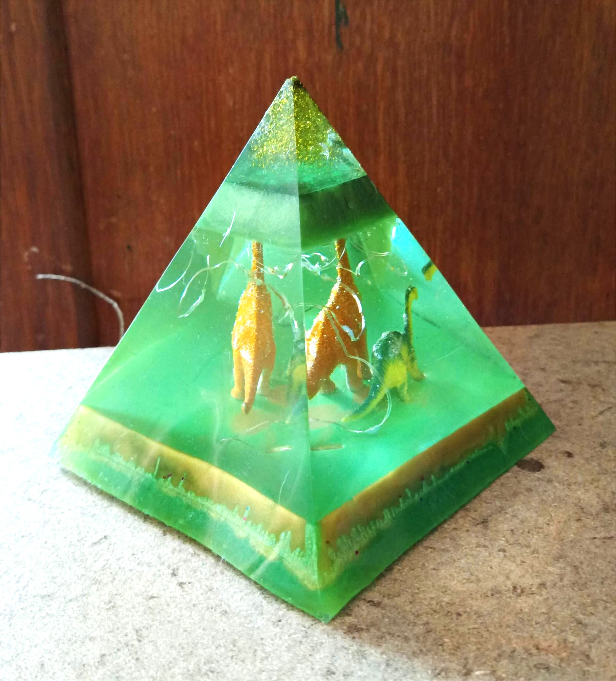 🦕 Lampe Dinosaure en Résine Époxy – Pièce Unique 🦕