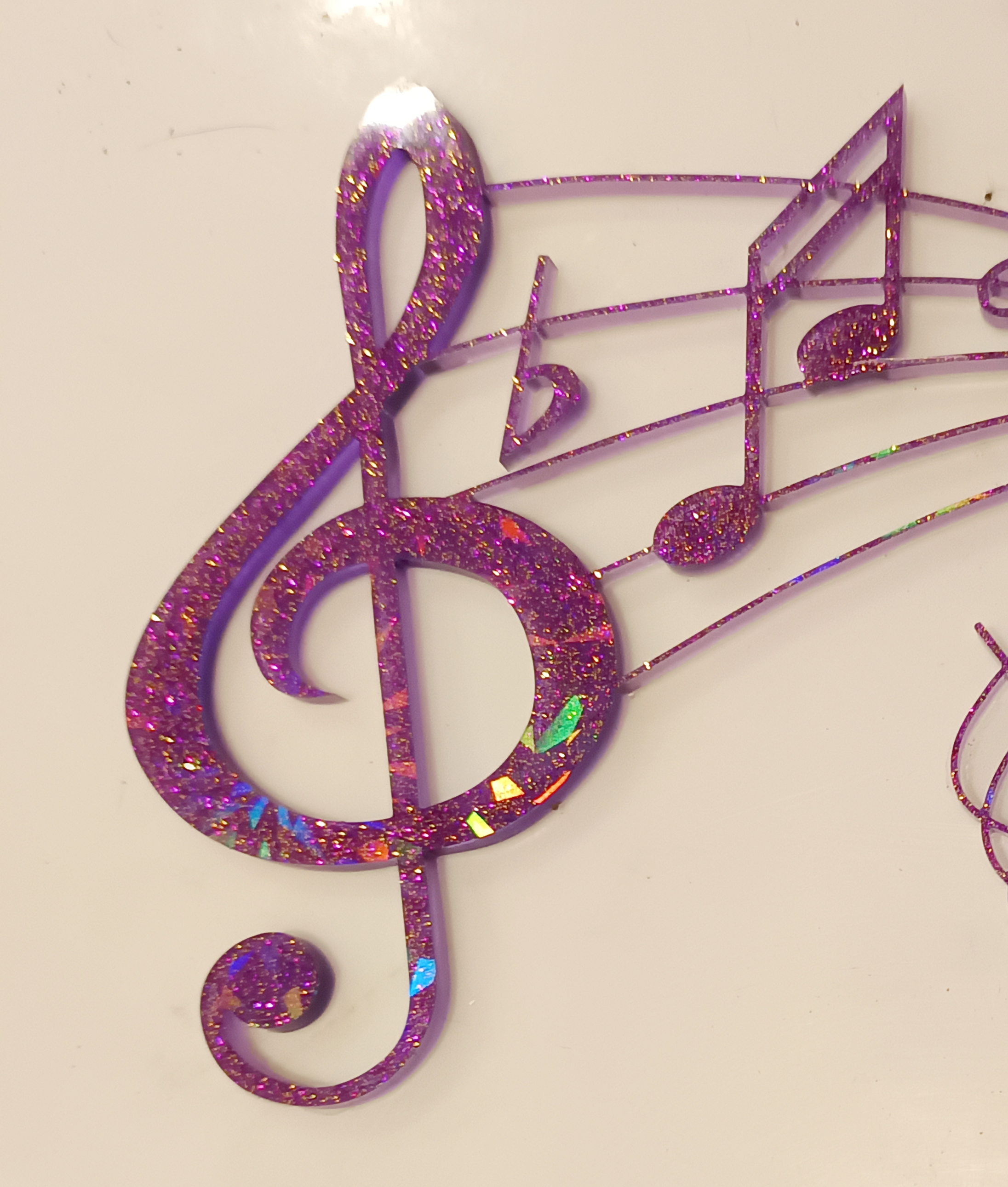 Partition en clé de sol violette en résine époxy artisanale entièrement fait main pièce unique. 