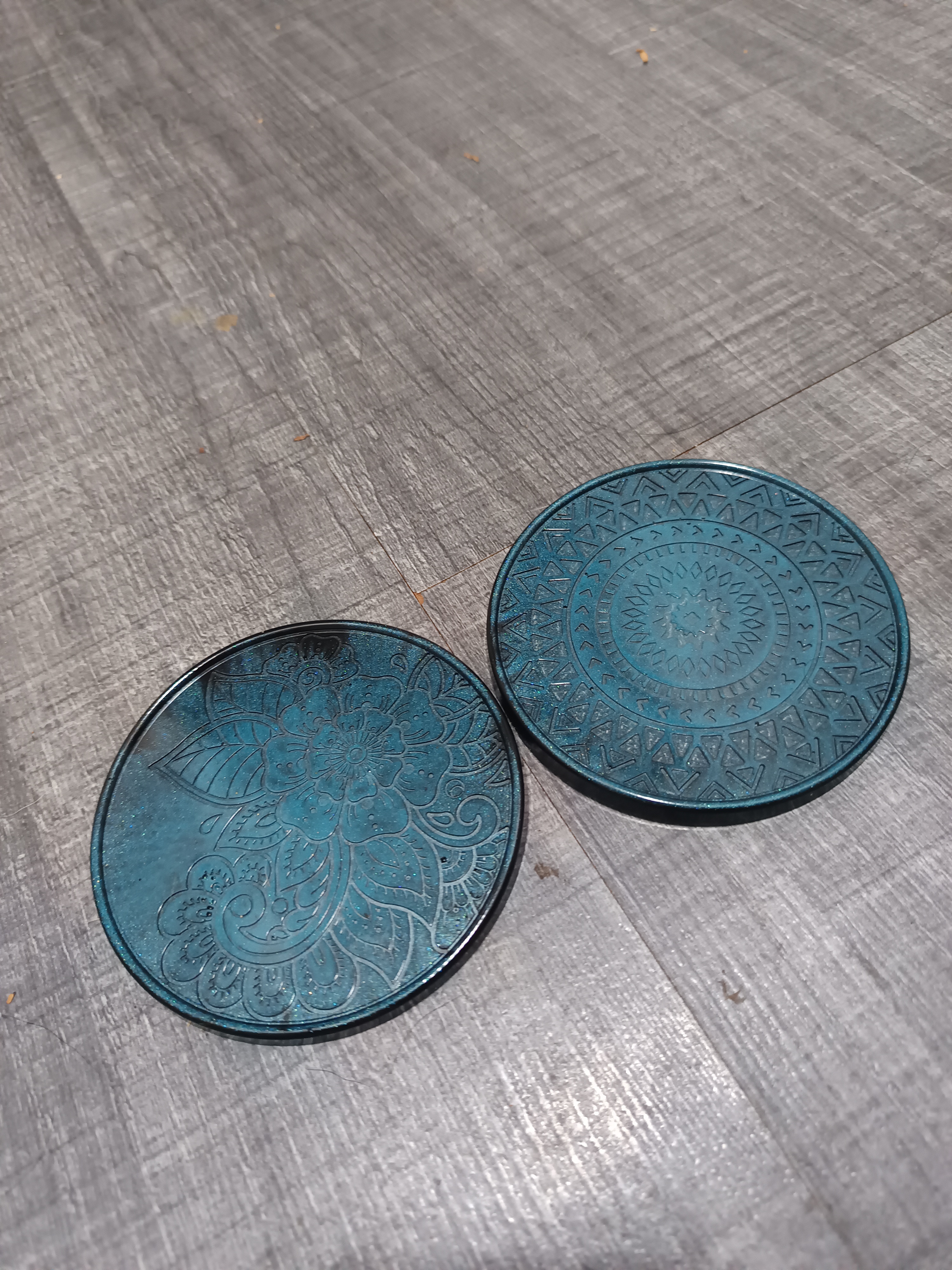 Dessous de verre bleu turquoise et noir orné de motifs de mandala. En résine époxy artisanale entièrement fait main en France et pièce unique.