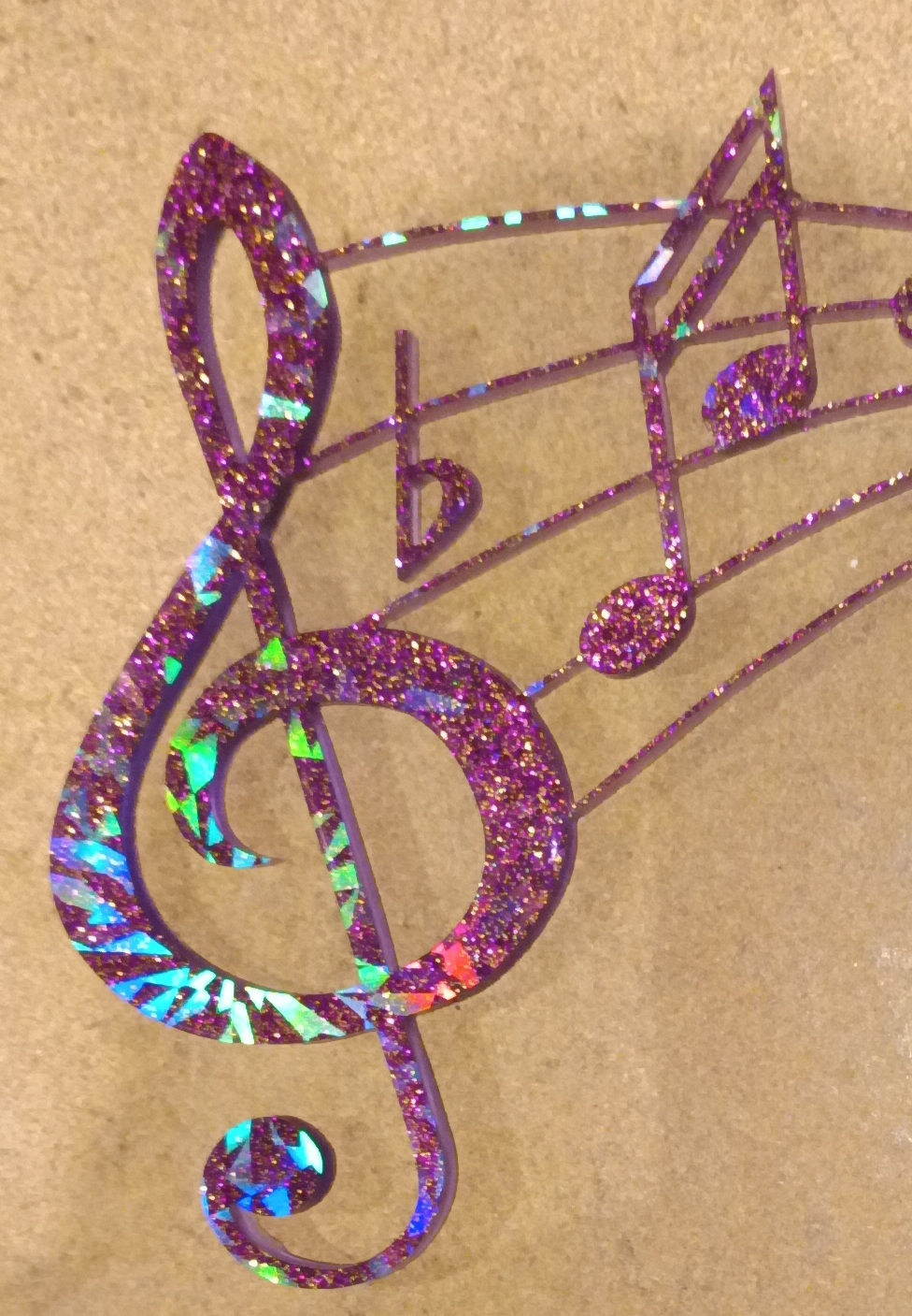 Partition en clé de sol violette en résine époxy artisanale entièrement fait main pièce unique. 