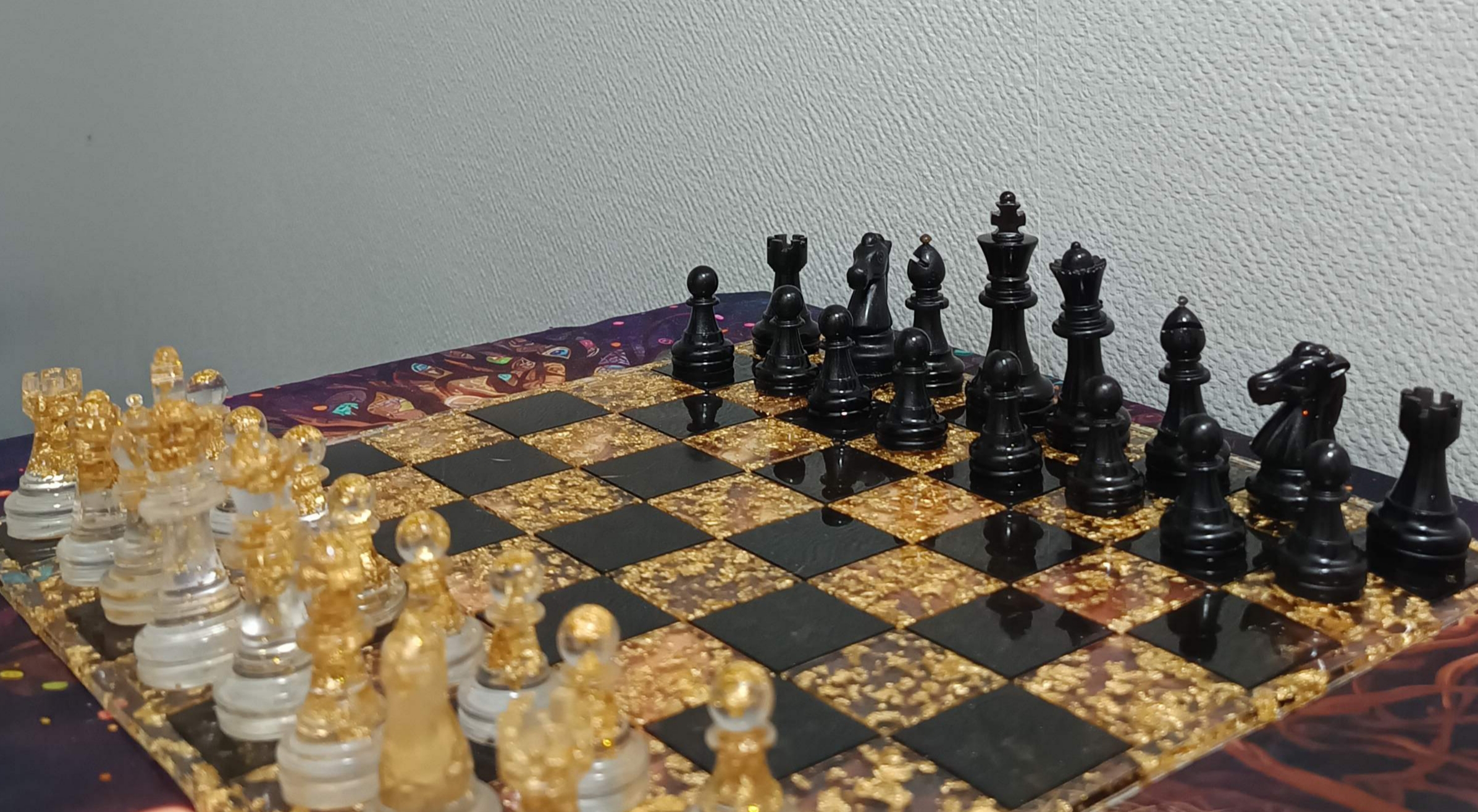 Echiquier noir et feuilles d'or en résine époxy