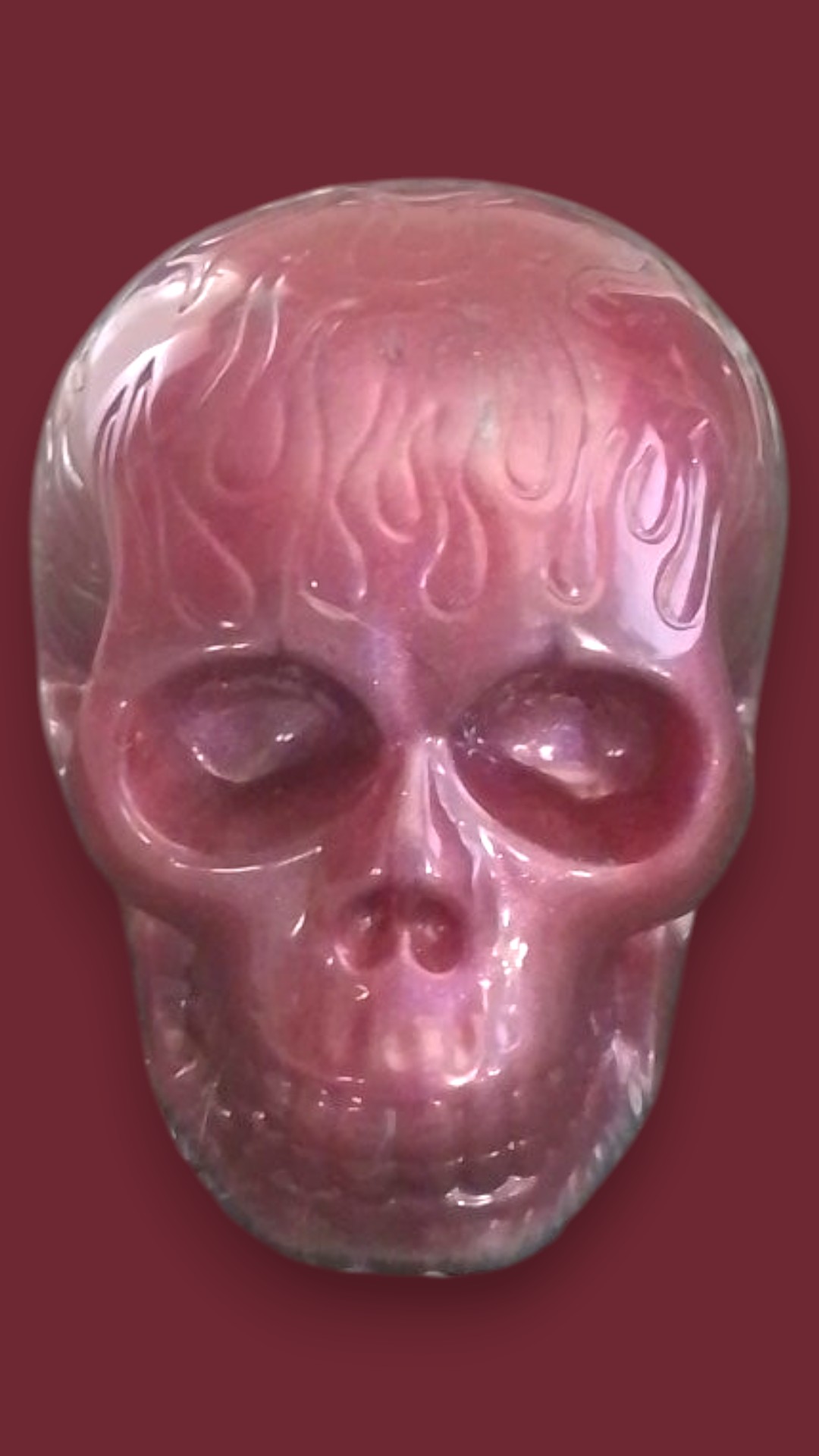 Crâne décoratif unique en résine époxy – Fait main, bordeaux – Pièce artistique originale